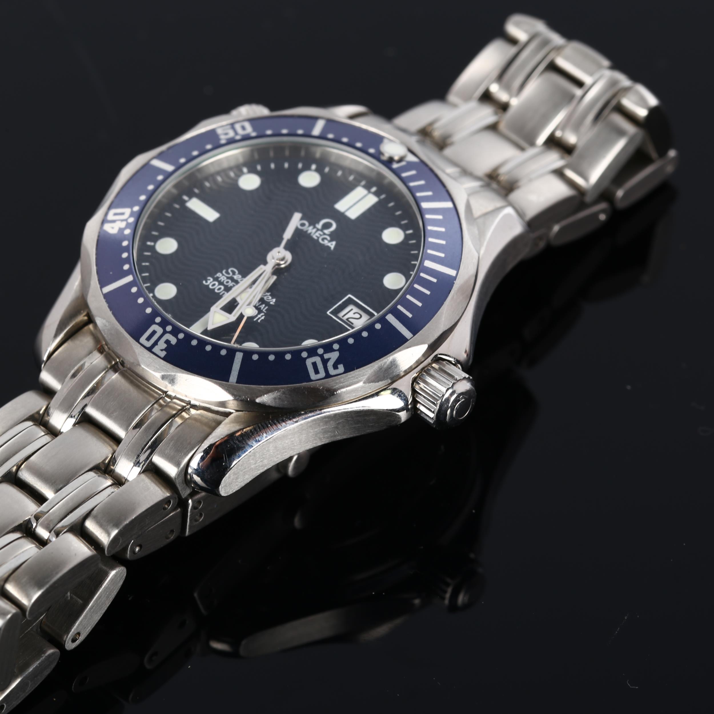 OMEGA - a stainless steel Seamaster Professional quartz bracelet watch, ref. 196.1522, wavy blue - Image 3 of 5
