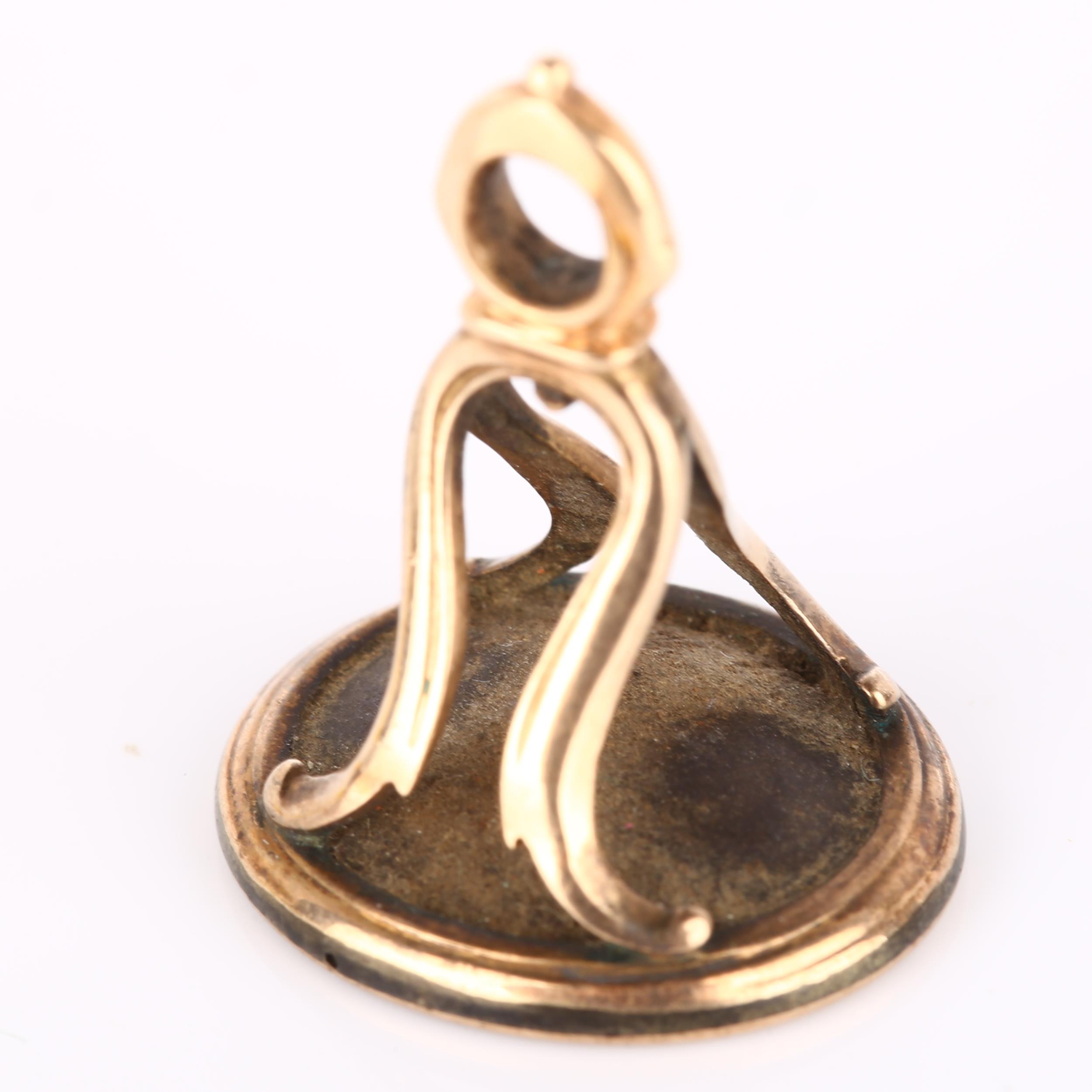 An Antique hardstone ring stone, intaglio carved depicting Aristotle, in unmarked gold fob mount, - Bild 4 aus 4