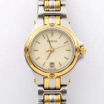GUCCI - a lady's gold plated stainless steel 9040L quartz bracelet watch, cream dial with gilt baton