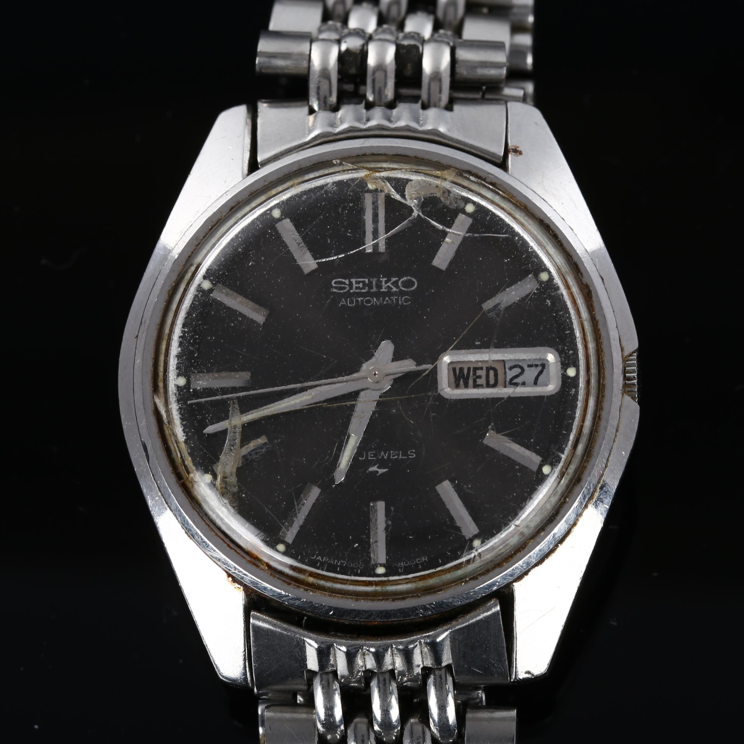 SEIKO - a stainless steel automatic bracelet watch, ref. 70006-8000, grey dial with baton hour