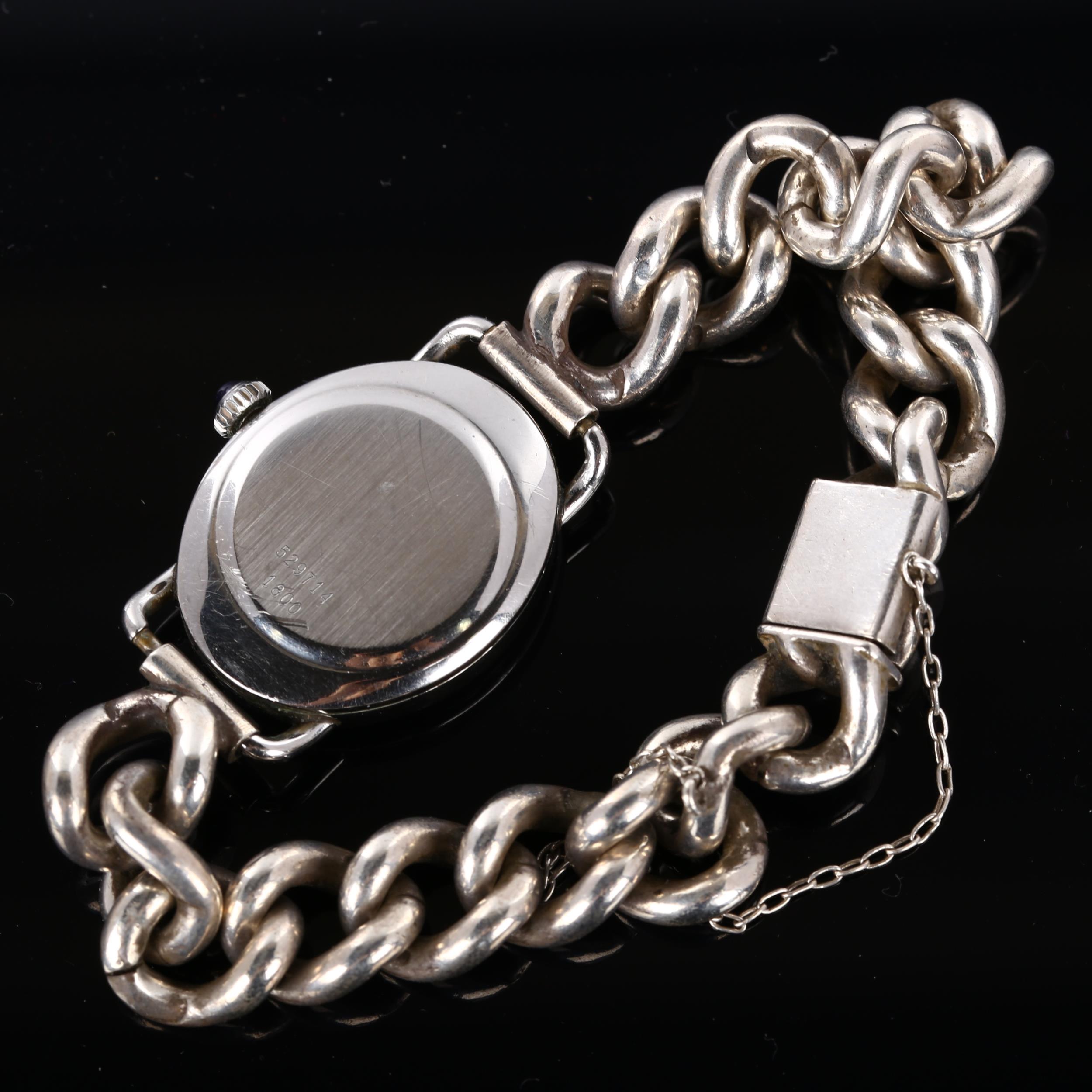 BAUME & MERCIER - a lady's silver mechanical bracelet watch, ref. 1800, oval blue dial with cabochon - Bild 3 aus 5