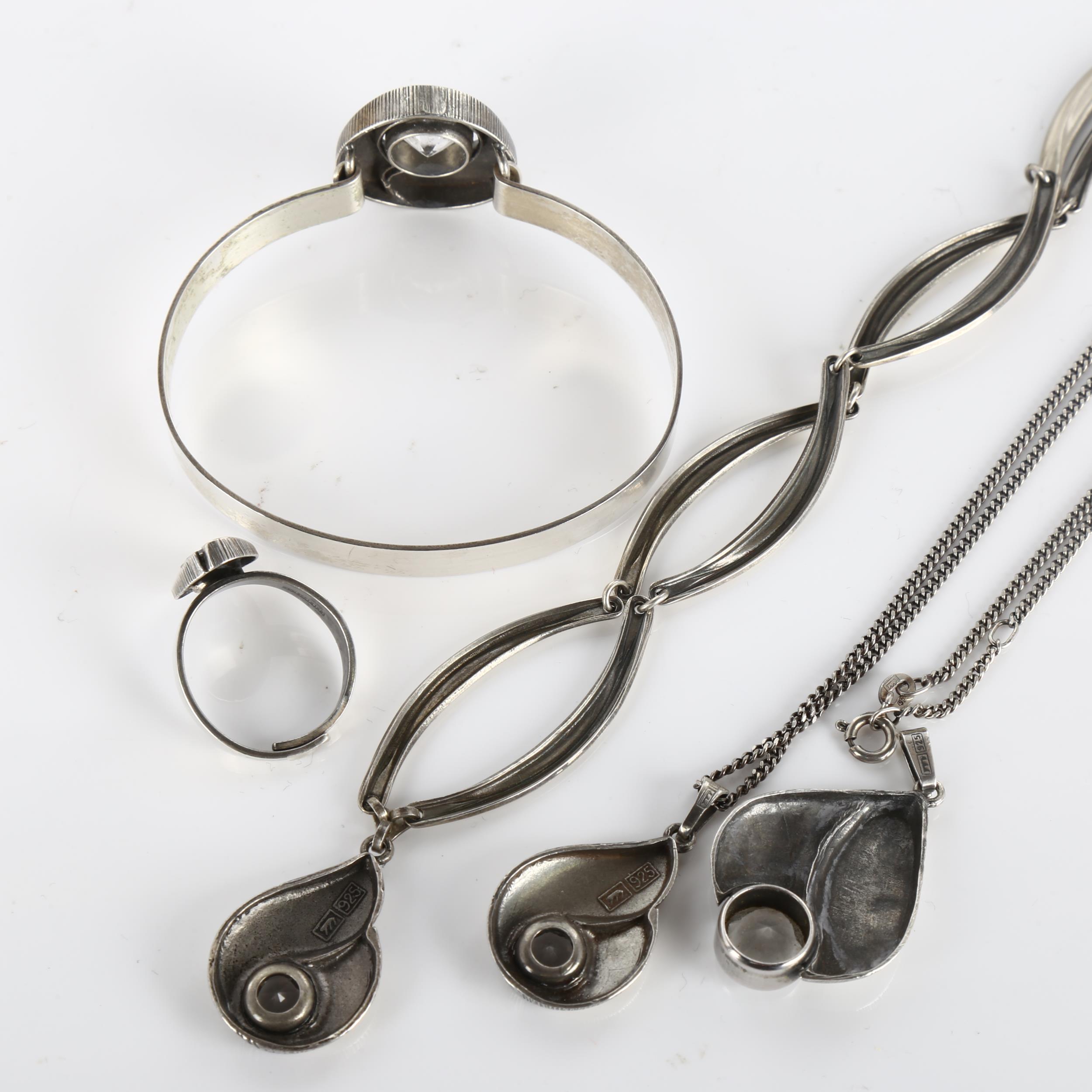 A group of Finnish sterling silver and cubic zirconia jewellery, comprising 3 pendant necklaces, 1 - Bild 3 aus 4