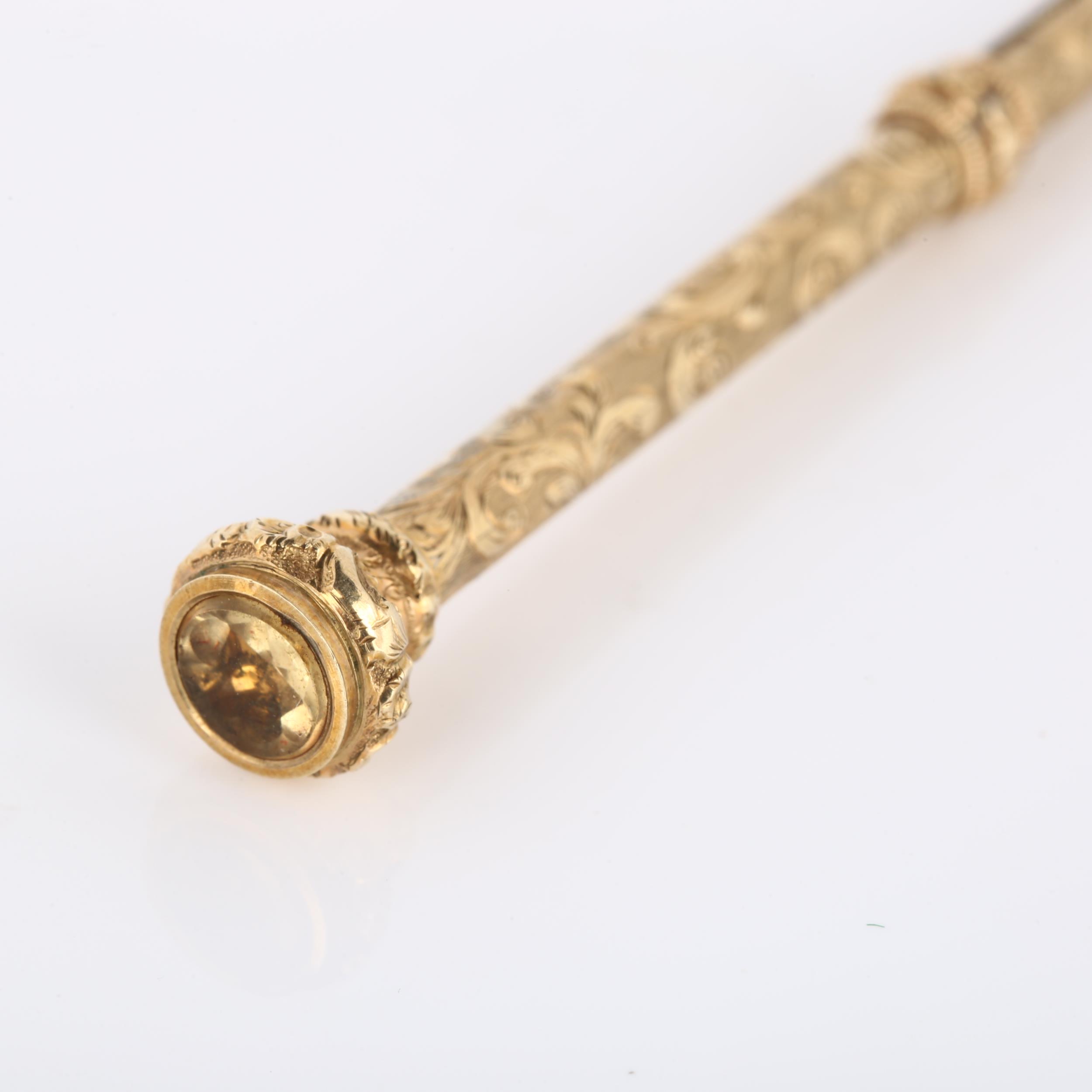 A 19th century propelling pencil, unmarked yellow metal settings with engraved foliate decoration - Bild 2 aus 4