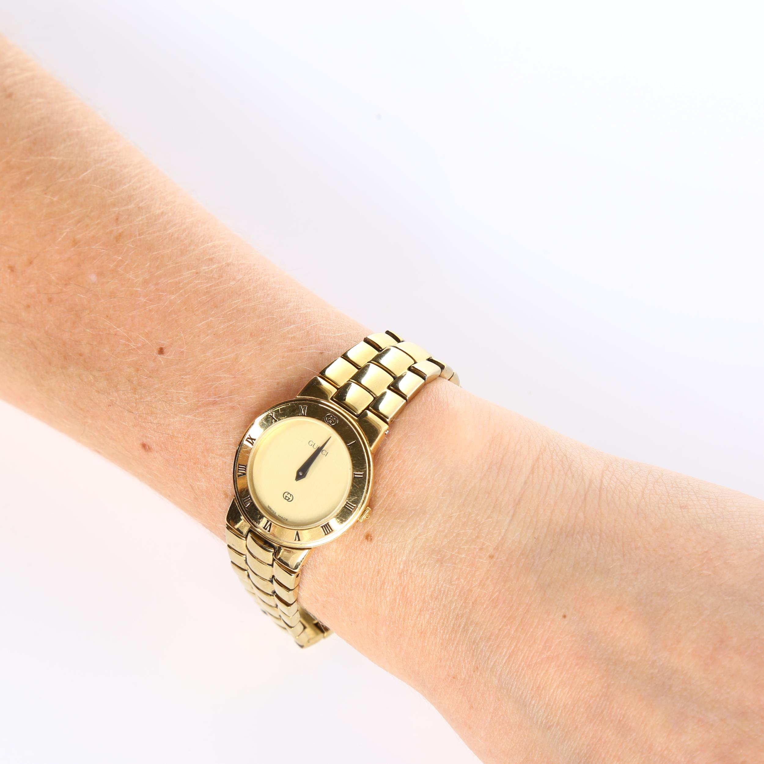 GUCCI - a lady's gold plated 3300L quartz bracelet watch, champagne dial with blue hands and Roman - Bild 5 aus 5