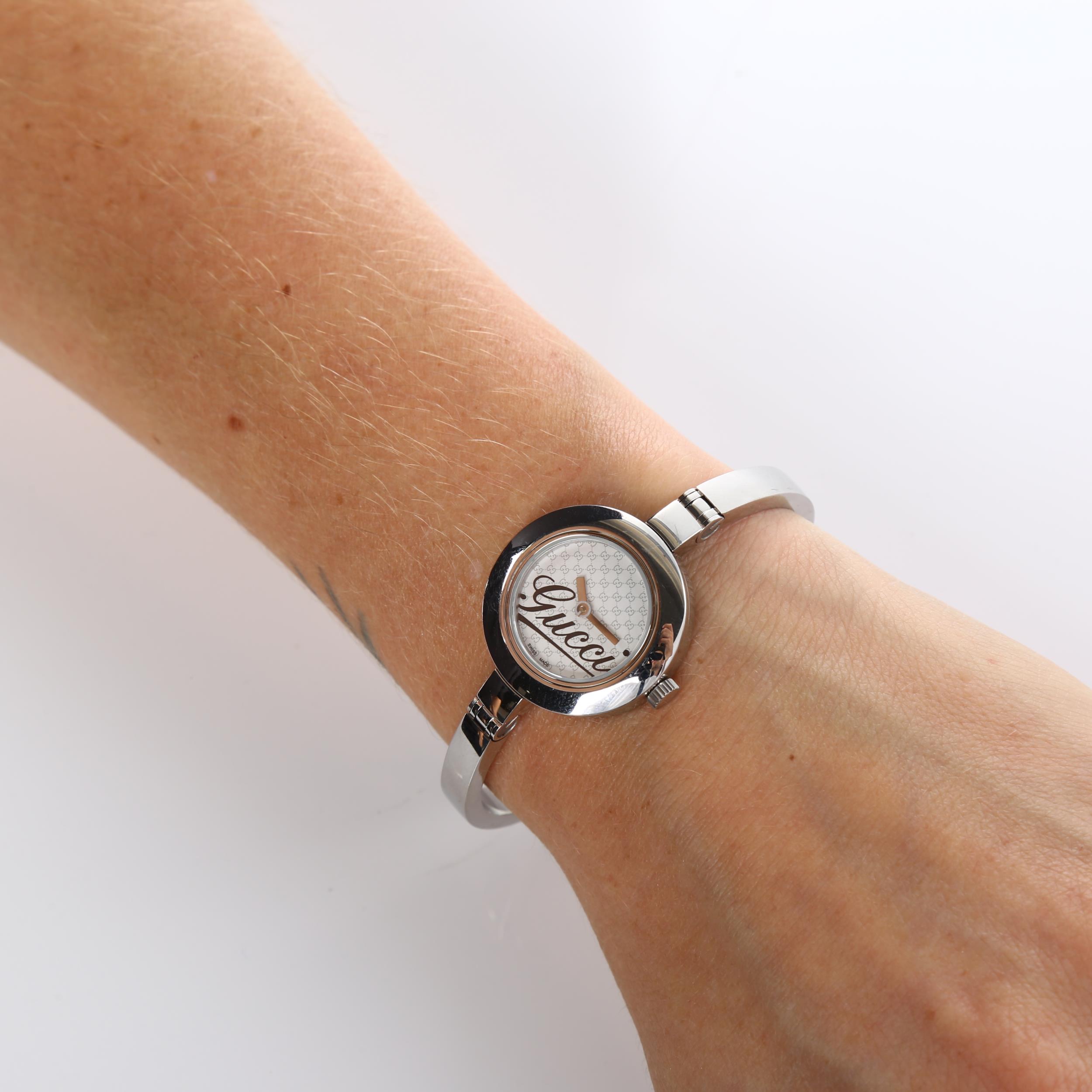 GUCCI - a lady's stainless steel quartz bracelet watch, ref. 105, Gucci GG monogram dial with bangle - Bild 5 aus 5
