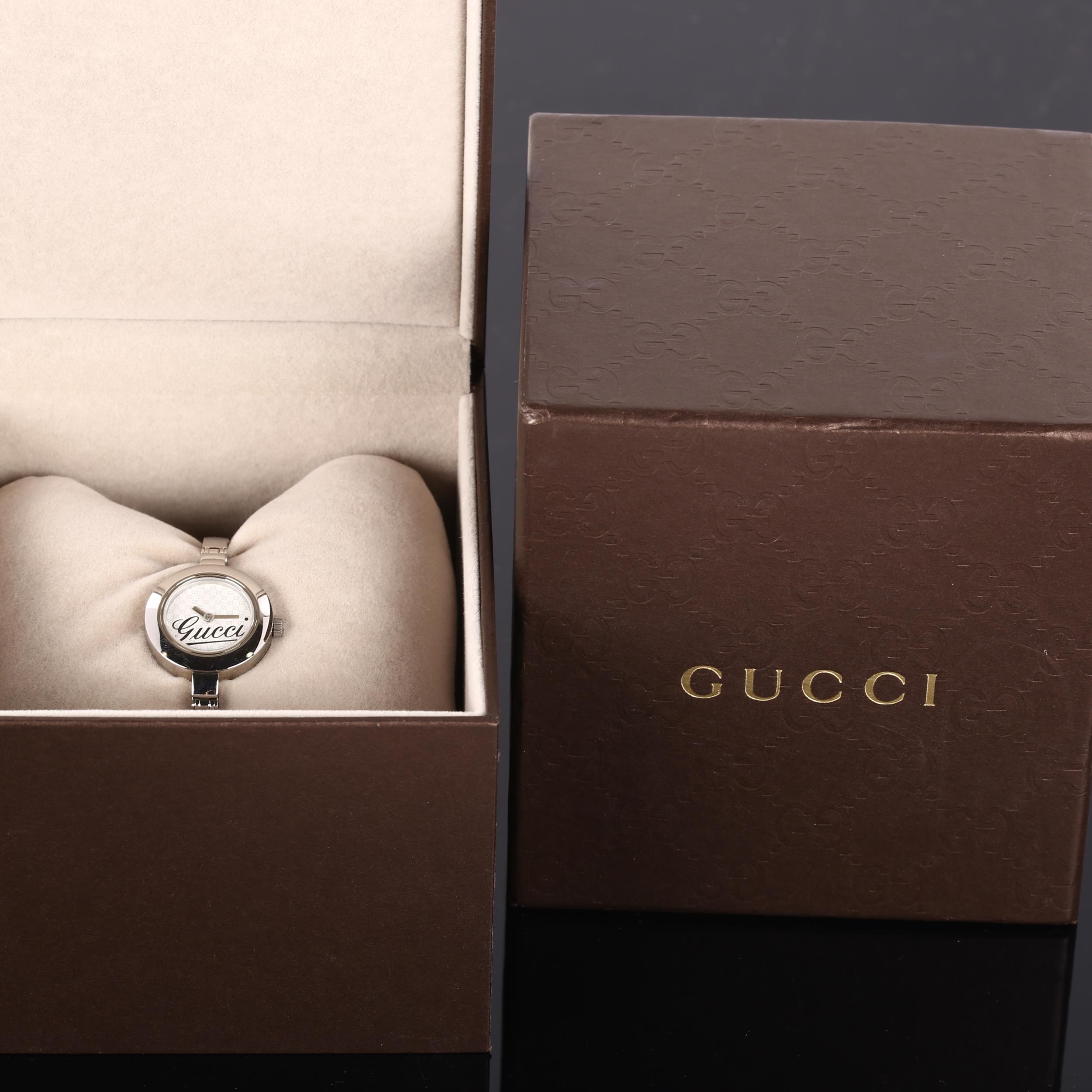 GUCCI - a lady's stainless steel quartz bracelet watch, ref. 105, Gucci GG monogram dial with bangle - Bild 4 aus 5