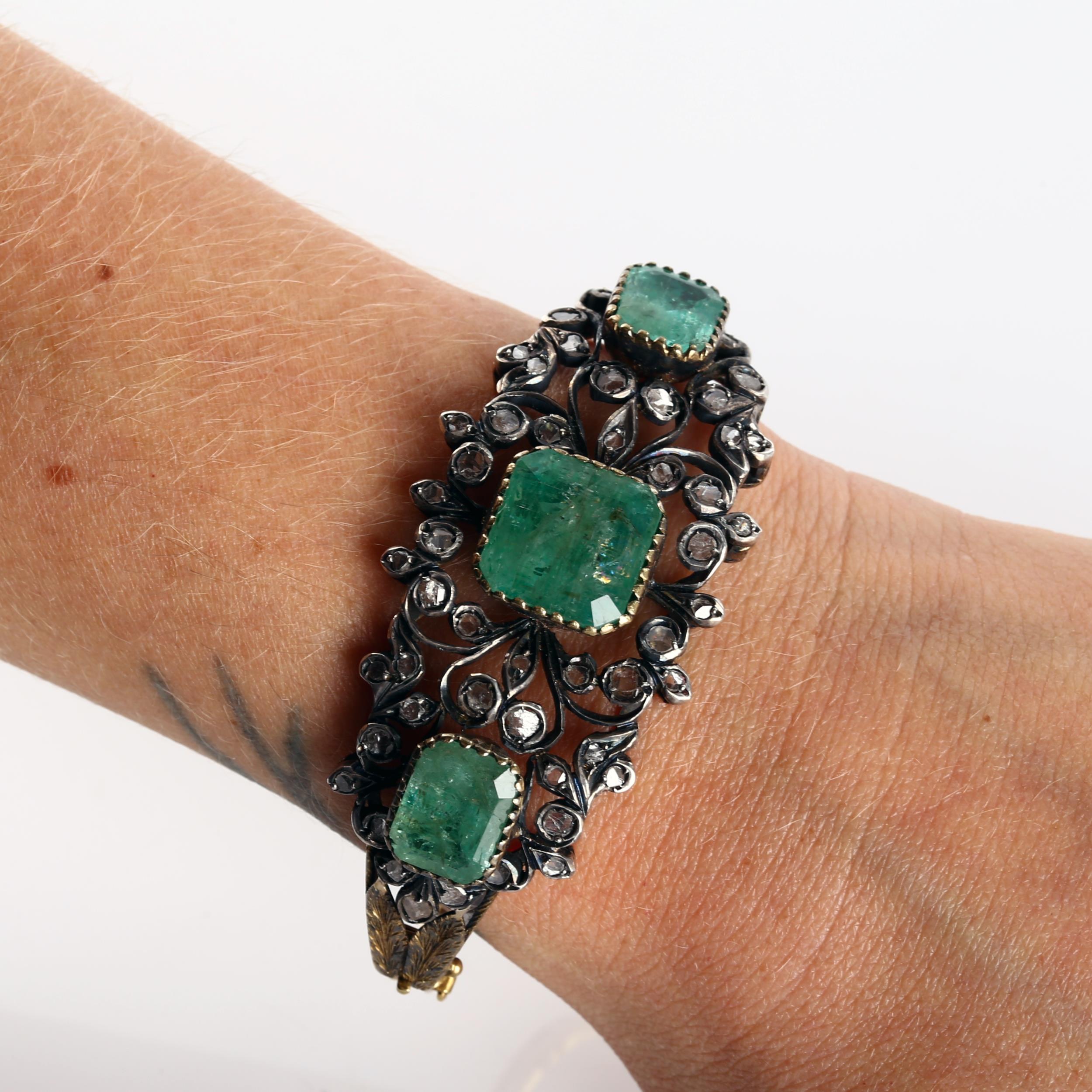 A fine Victorian emerald and diamond hinged bangle, unmarked gold and silver-topped openwork - Bild 5 aus 5