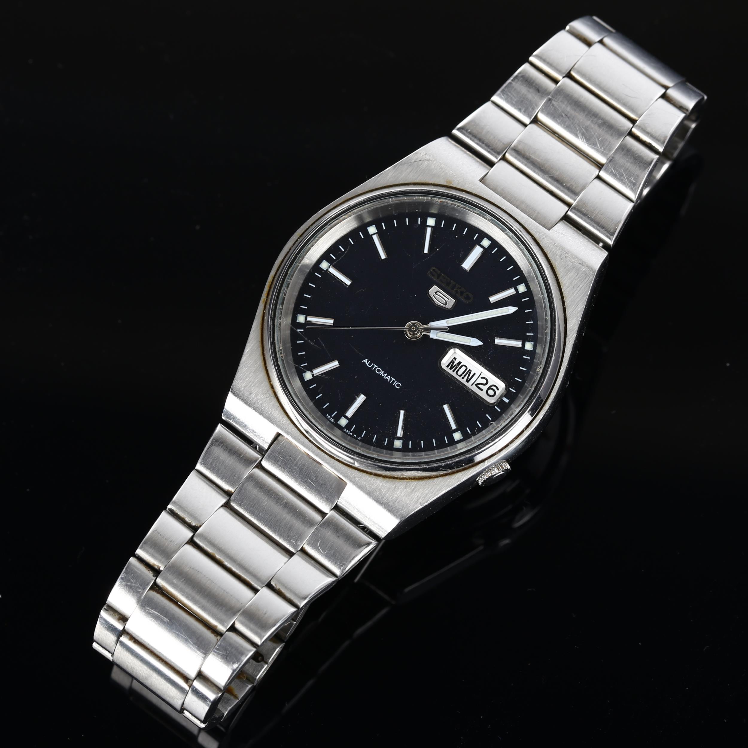 SEIKO 5 - a stainless steel automatic bracelet watch, ref. 7S26-0520, blue dial with baton hour - Bild 2 aus 5