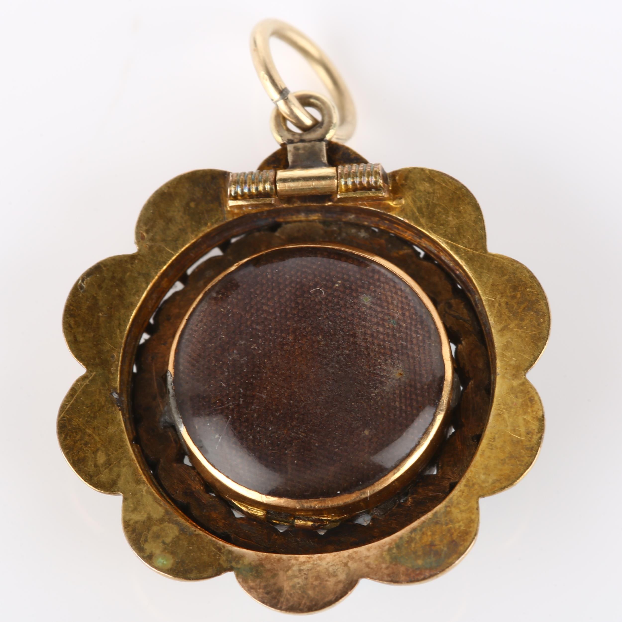 A Victorian turquoise memorial locket pendant, unmarked gold settings with vacant central panel - Bild 3 aus 4