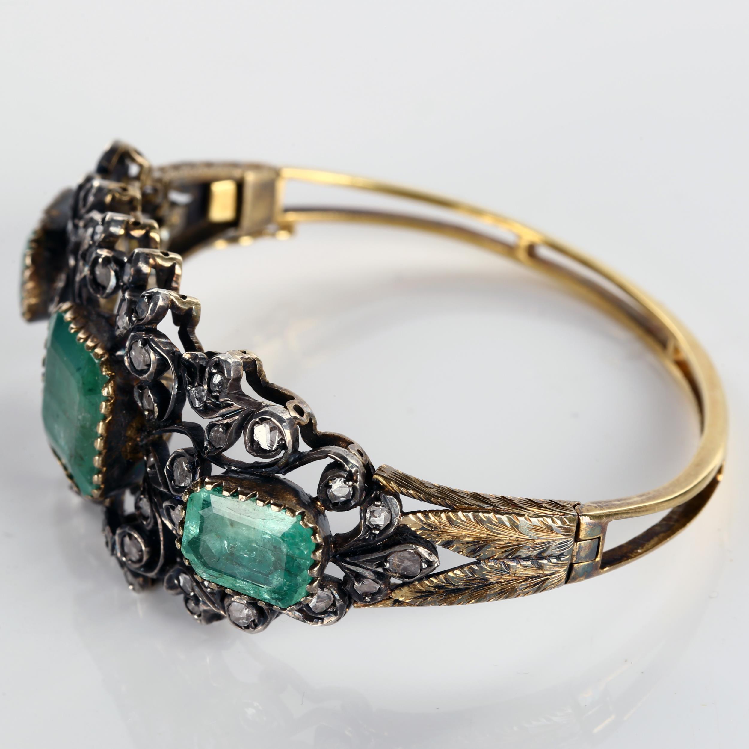 A fine Victorian emerald and diamond hinged bangle, unmarked gold and silver-topped openwork - Bild 3 aus 5