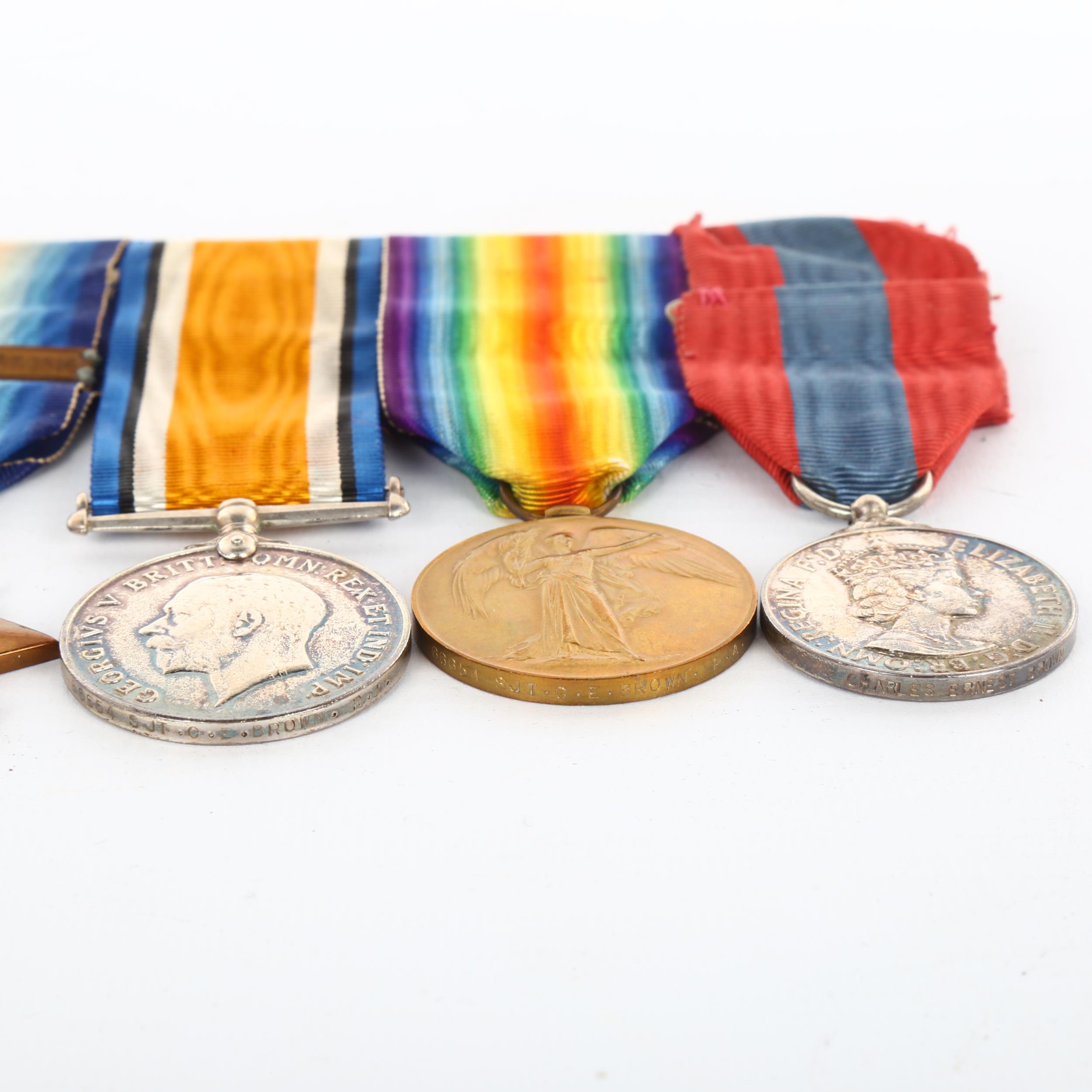 A group of 4 Great War and Faithful Service medals, awarded to Bmbr C E Brown RFA65664, comprising - Bild 2 aus 3