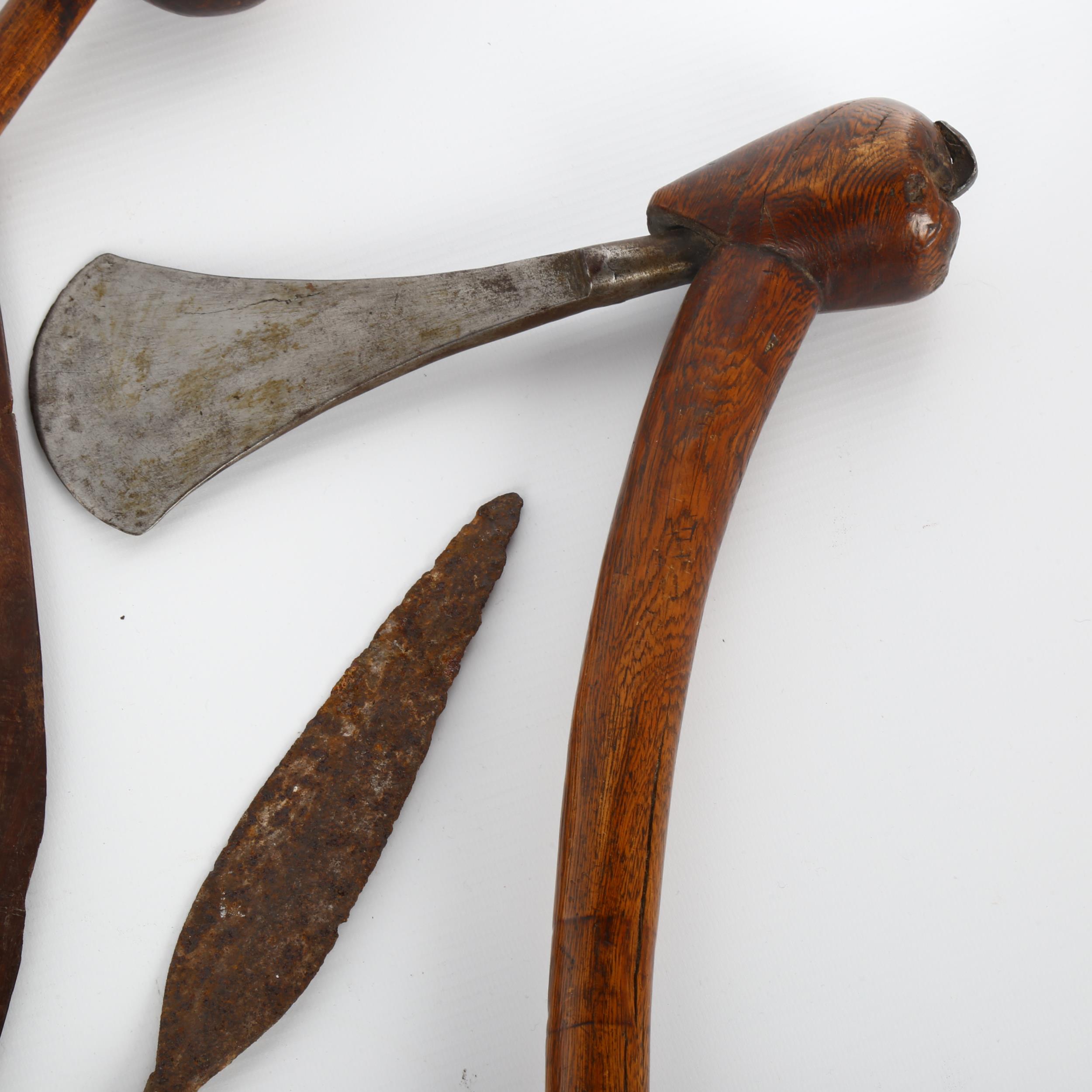 A group of Tribal implements, comprising an Australian boomerang, a rootwood club/knobkerry ( - Bild 2 aus 3