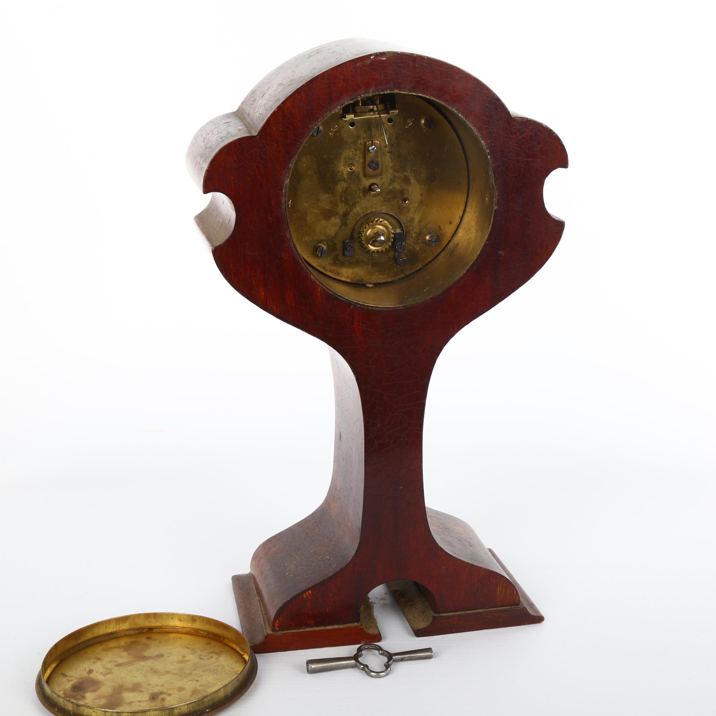 An Edwardian Art Nouveau mahogany-cased mantel clock of highly stylised form, with inlaid floral - Bild 3 aus 3