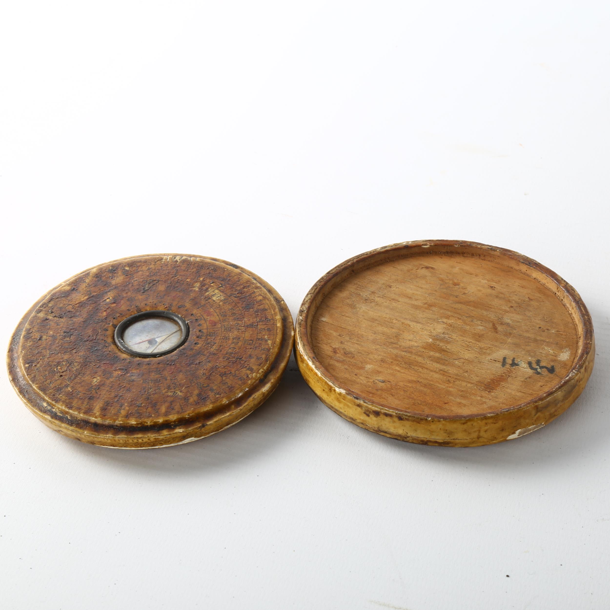 A Chinese wooden-cased celestial calendar compass, diameter 10cm - Bild 3 aus 3