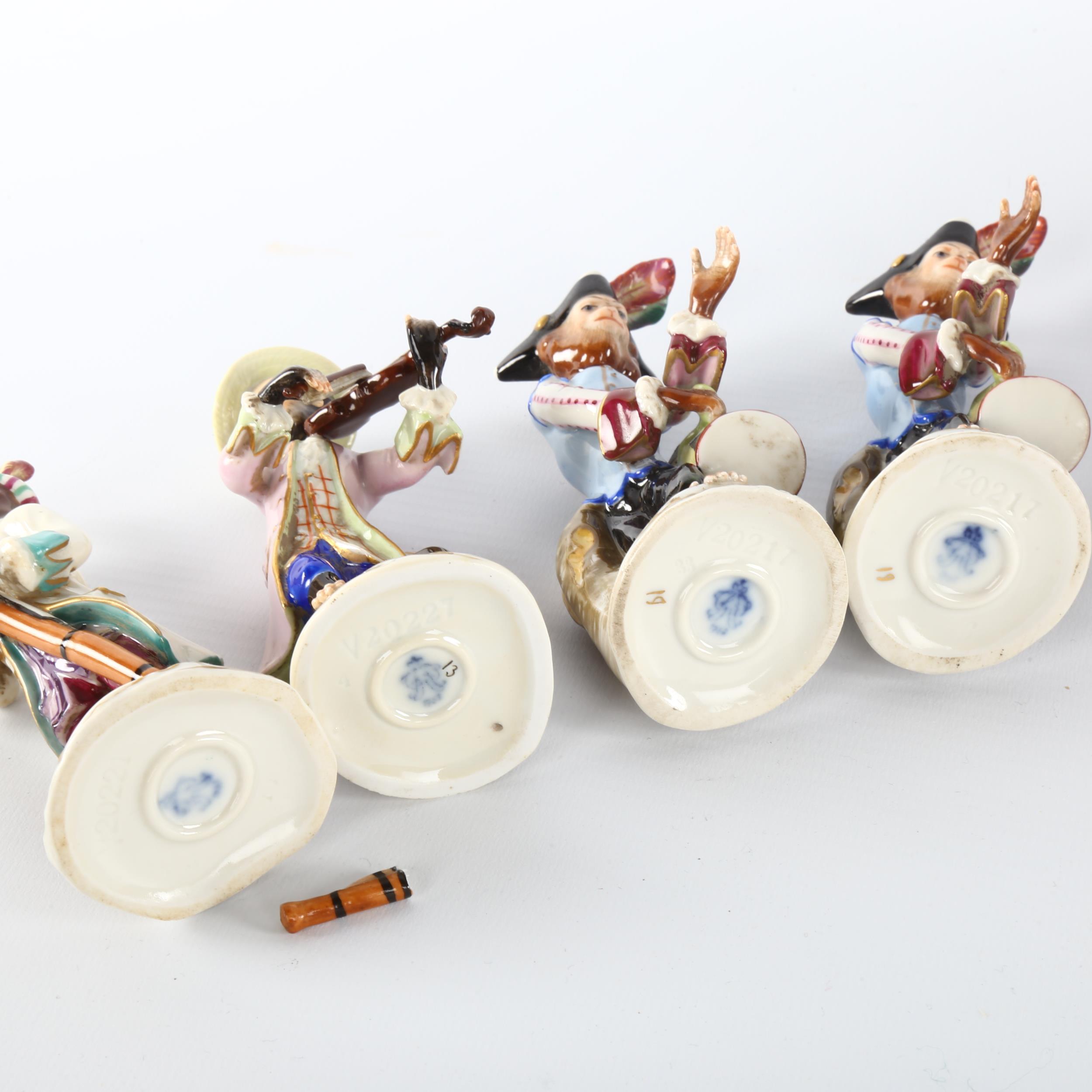 A collection of early 20th century German Volkstedt porcelain monkey band figures, largest height - Bild 3 aus 3