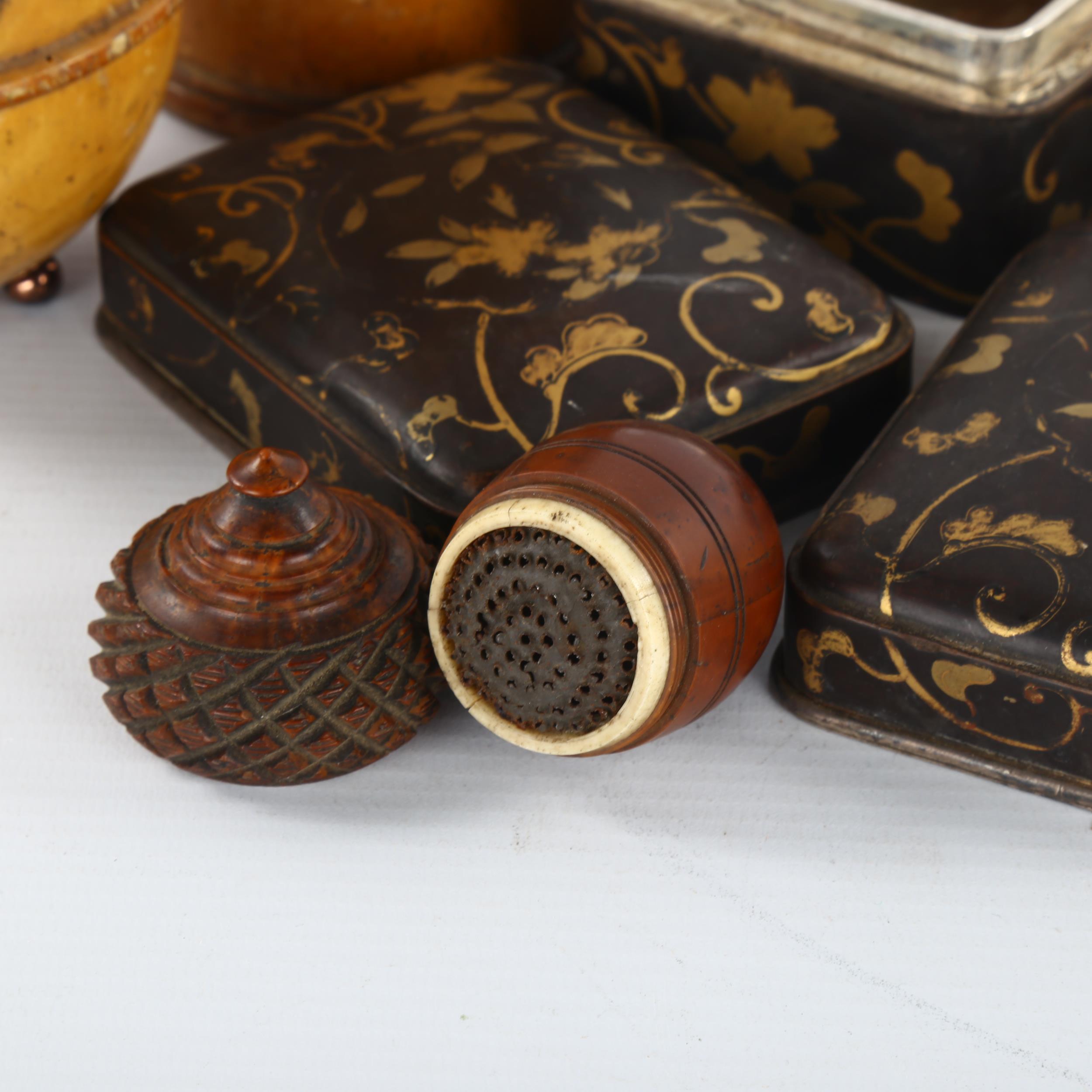 A group of treen items, including a 19th century 4-section spice tower, height 18.5cm, a Mauchline - Bild 3 aus 3