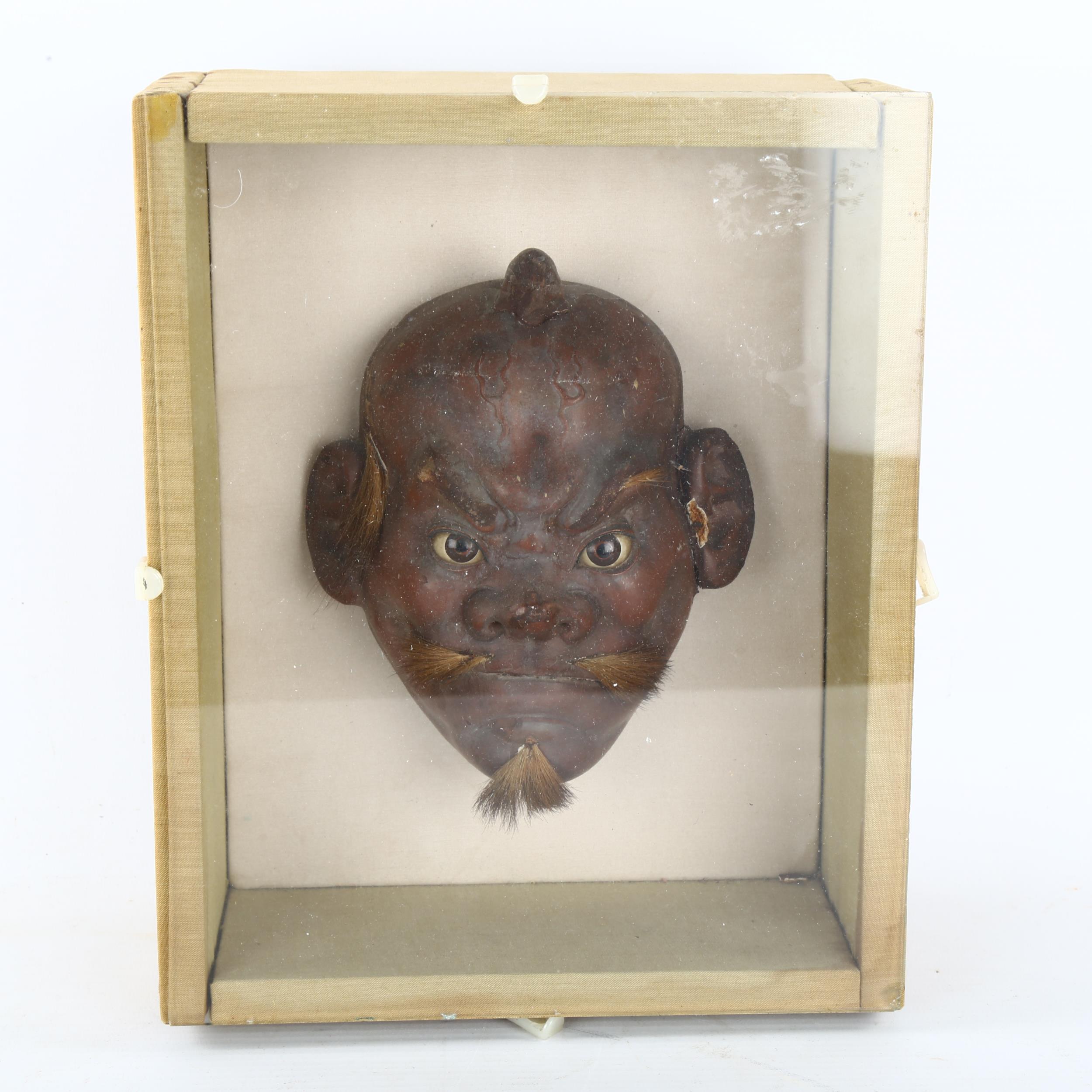 A Chinese carved and lacquered wood mask sculpture, height 16cm, mounted in glazed box frame Small - Bild 2 aus 3