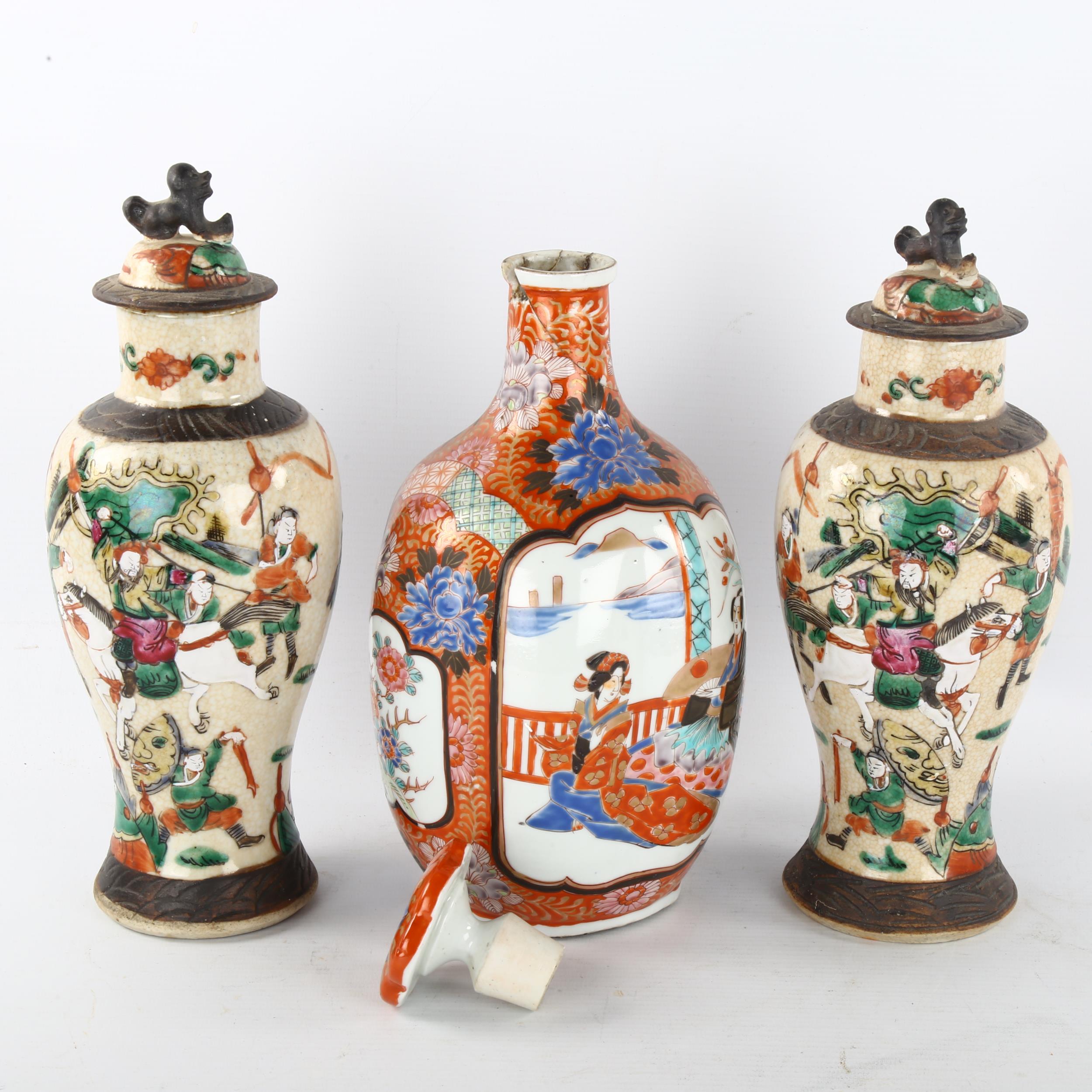 A Japanese porcelain bottle and stopper, with hand painted decoration, 6 character mark, height - Bild 2 aus 3