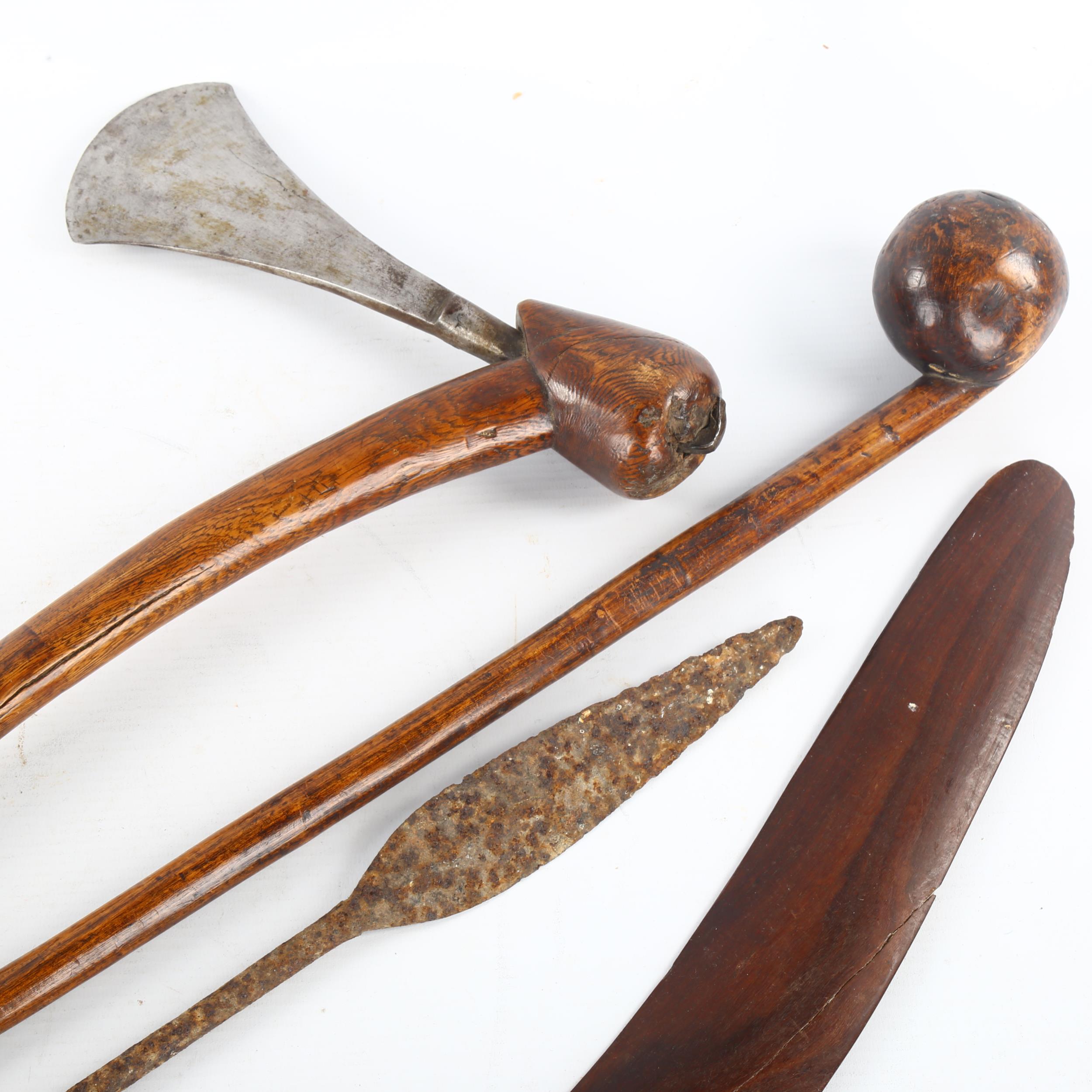 A group of Tribal implements, comprising an Australian boomerang, a rootwood club/knobkerry ( - Bild 2 aus 3