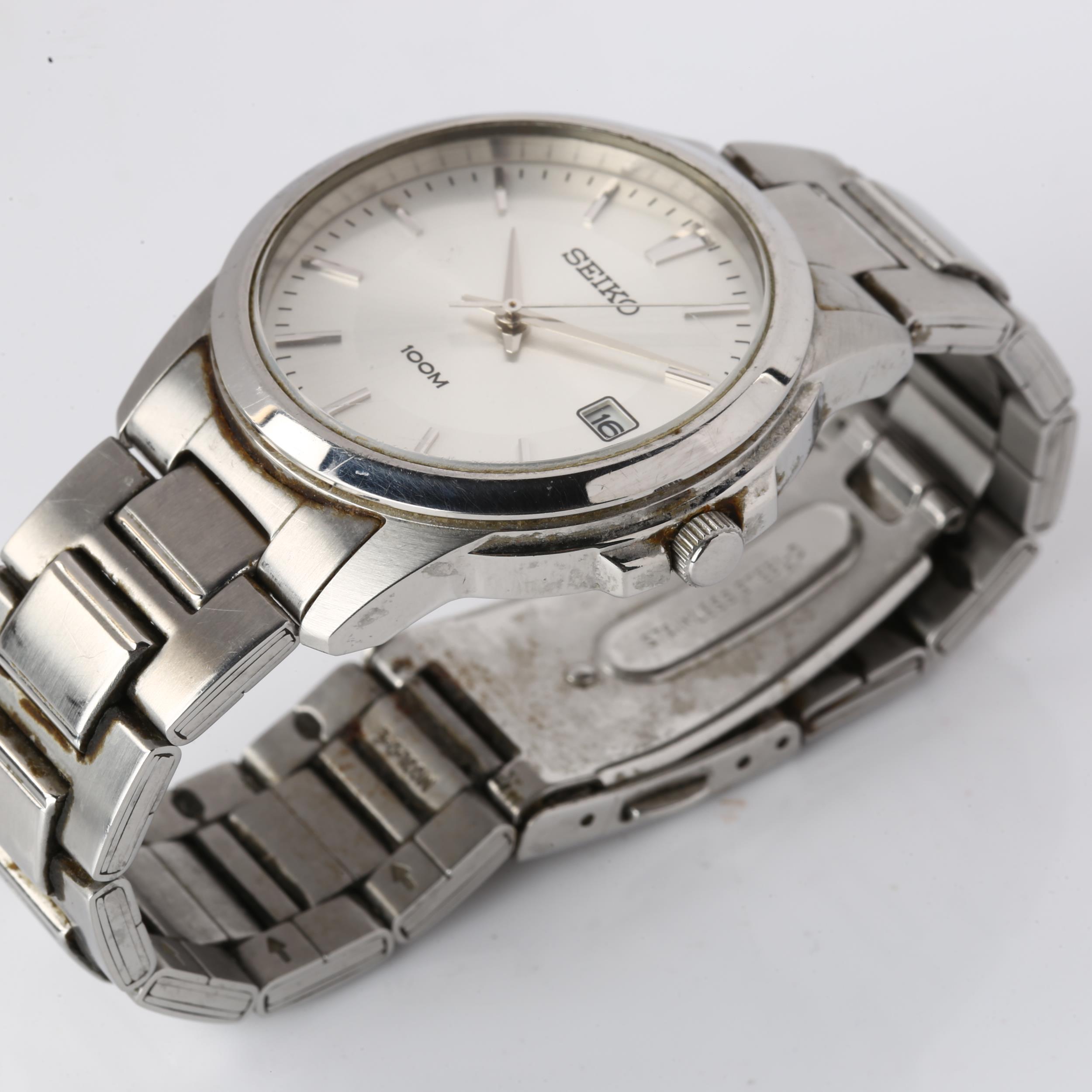 SEIKO - a stainless steel quartz bracelet watch, ref. 7N42-0FC0, silvered dial with baton hour - Image 3 of 4