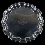An Edwardian silver salver, circular form with scalloped rim and swan crest "Vincit Veritas" (