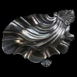 An Elizabeth II silver shell dish, maker's marks LAG, hallmarks London 1970, length 13cm, 4.7oz No