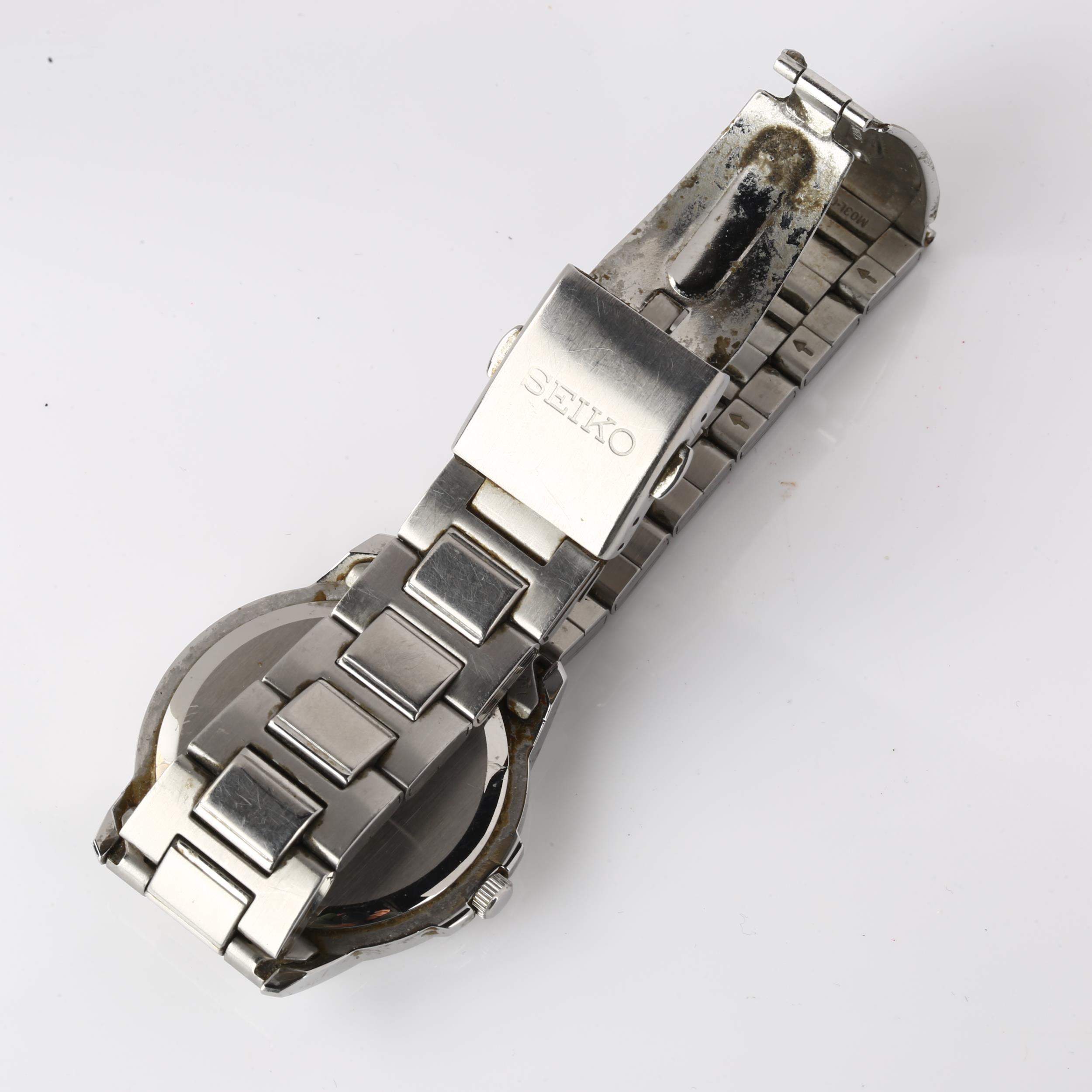 SEIKO - a stainless steel quartz bracelet watch, ref. 7N42-0FC0, silvered dial with baton hour - Image 4 of 4