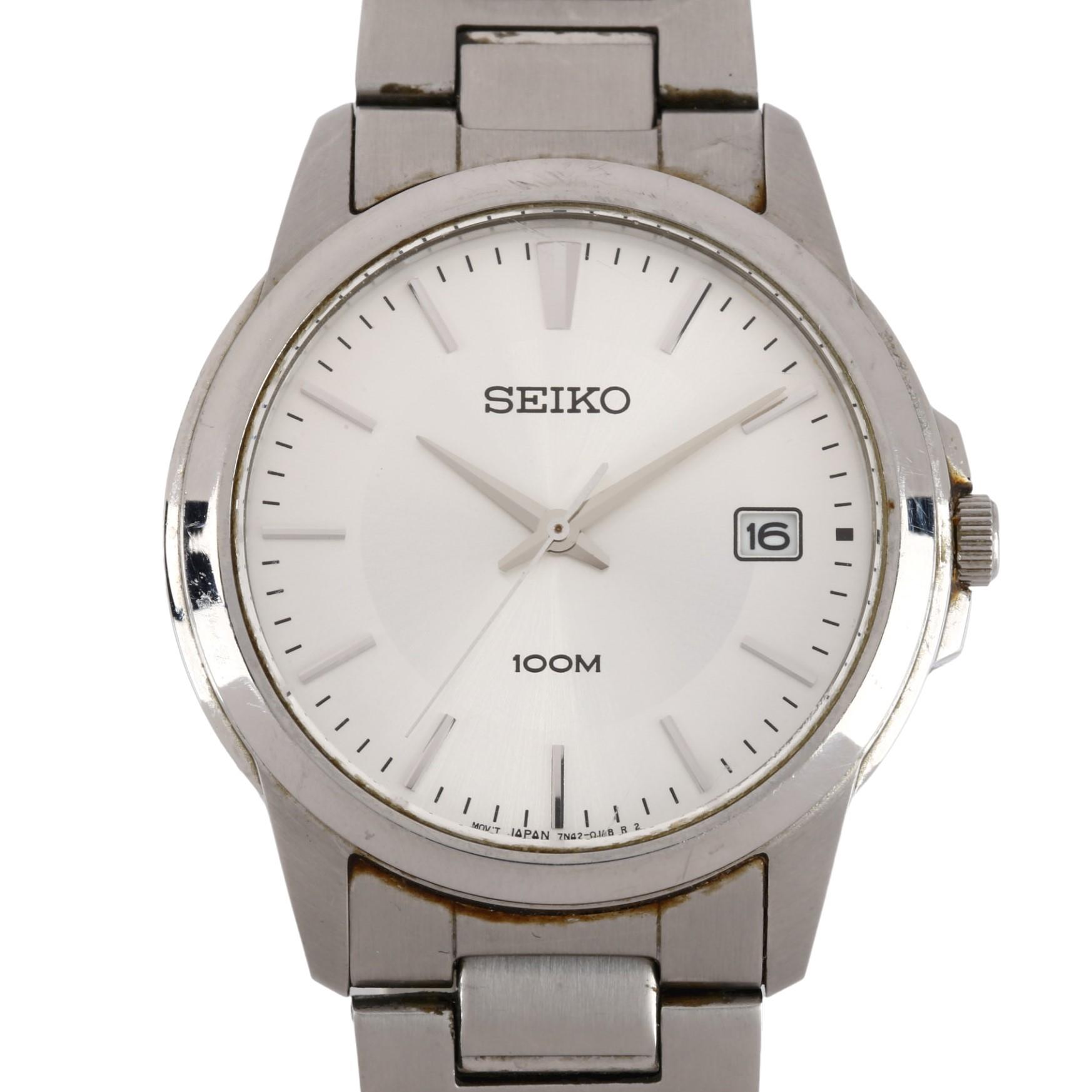 SEIKO - a stainless steel quartz bracelet watch, ref. 7N42-0FC0, silvered dial with baton hour