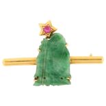 A Taiwanese jade and ruby Shou Lao bar brooch, gold settings, brooch length 36.8mm, 4.9g No damage