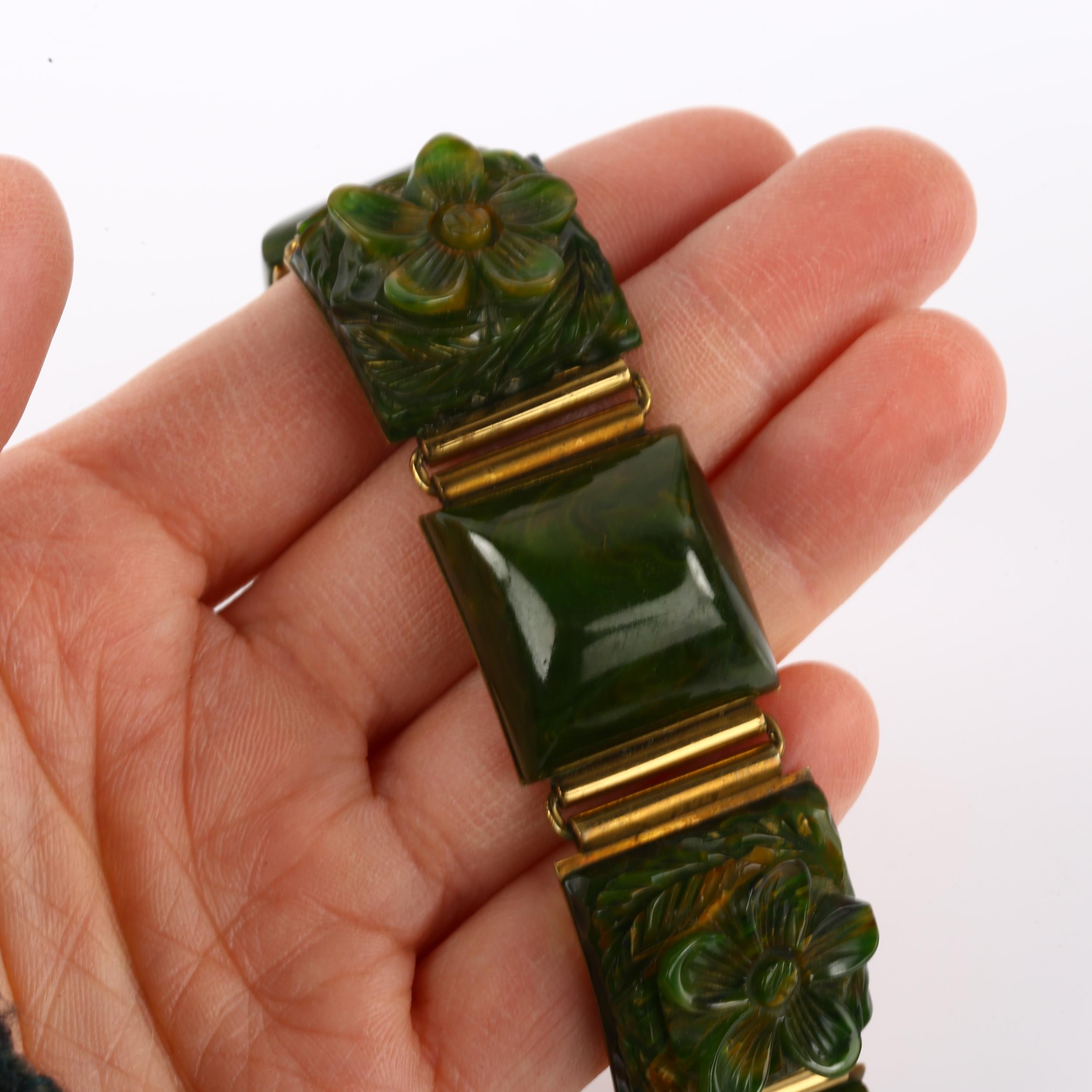 An Art Deco green Bakelite floral panel bracelet, length 17cm, 48.9g No damage or repairs, no - Bild 4 aus 4