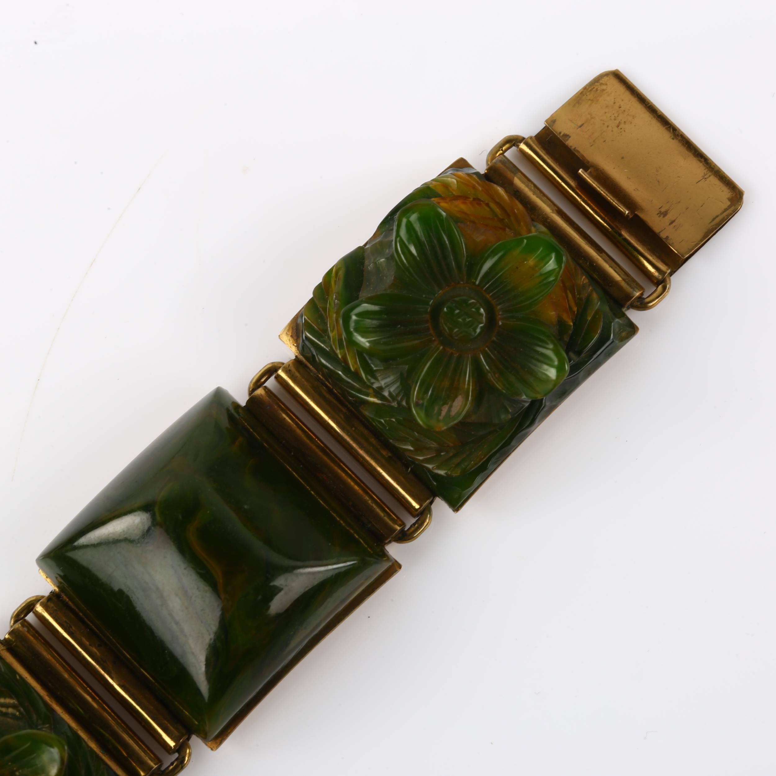 An Art Deco green Bakelite floral panel bracelet, length 17cm, 48.9g No damage or repairs, no - Bild 3 aus 4