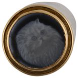 A heavy 18ct two-colour gold cat cameo ring, setting diameter 17.1mm, size N, 9.6g Cameo has a