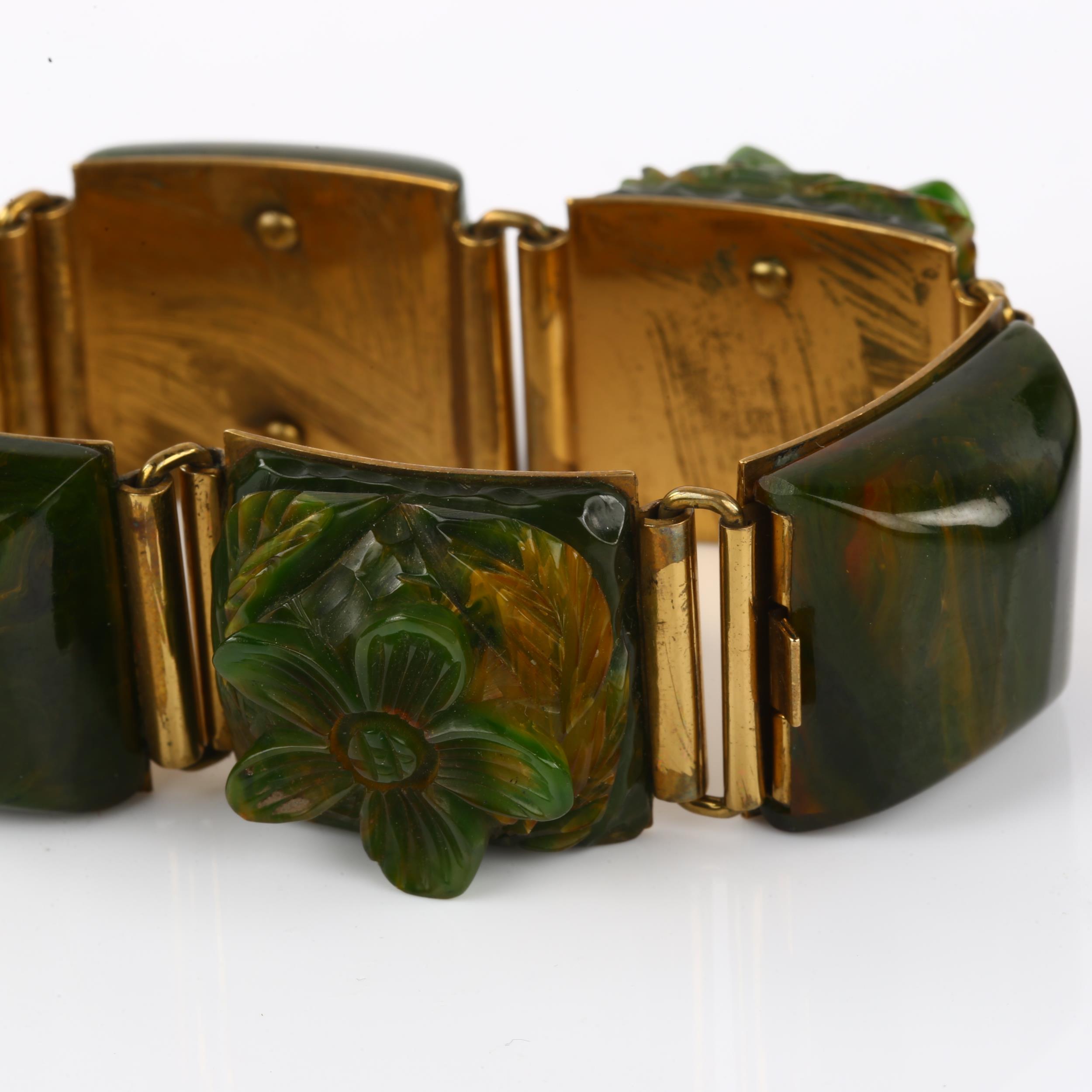 An Art Deco green Bakelite floral panel bracelet, length 17cm, 48.9g No damage or repairs, no - Bild 2 aus 4