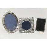 George V silver oval photograph frame, by Deakin & Francis, Birmingham 1917, the aperture 18cm x
