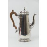 Queen Anne style silver coffee pot, London 1915, plain tapered form with domed hinged cover, fruit