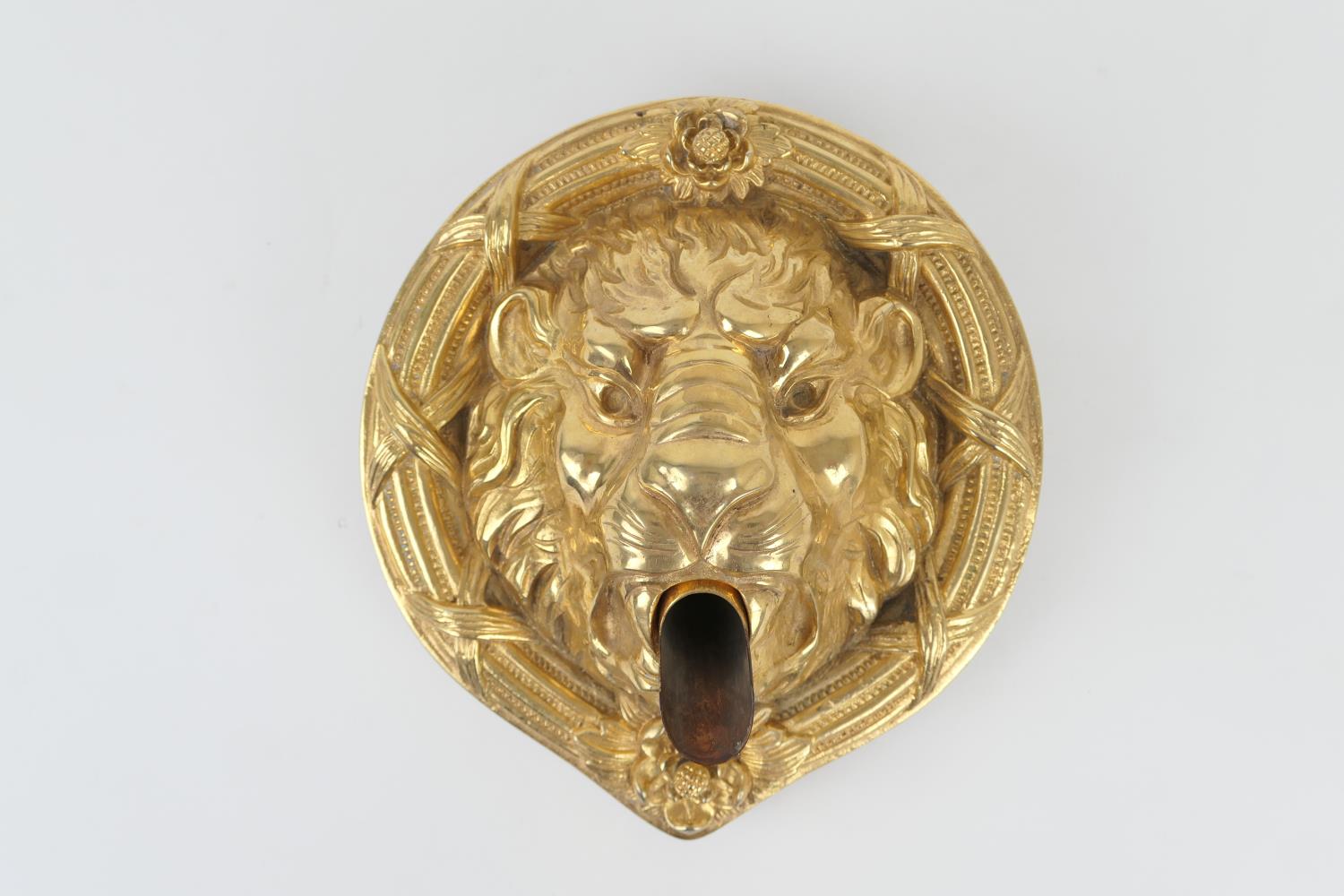 Modern cast gilt brass fountainhead, formed as a lion's mask, 26cm