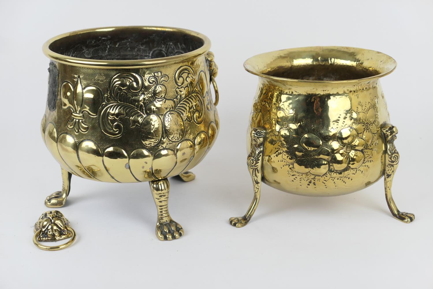 Dutch brass embossed jardiniere, with lion's mask ring handles and paw feet, 21cm diameter; also a