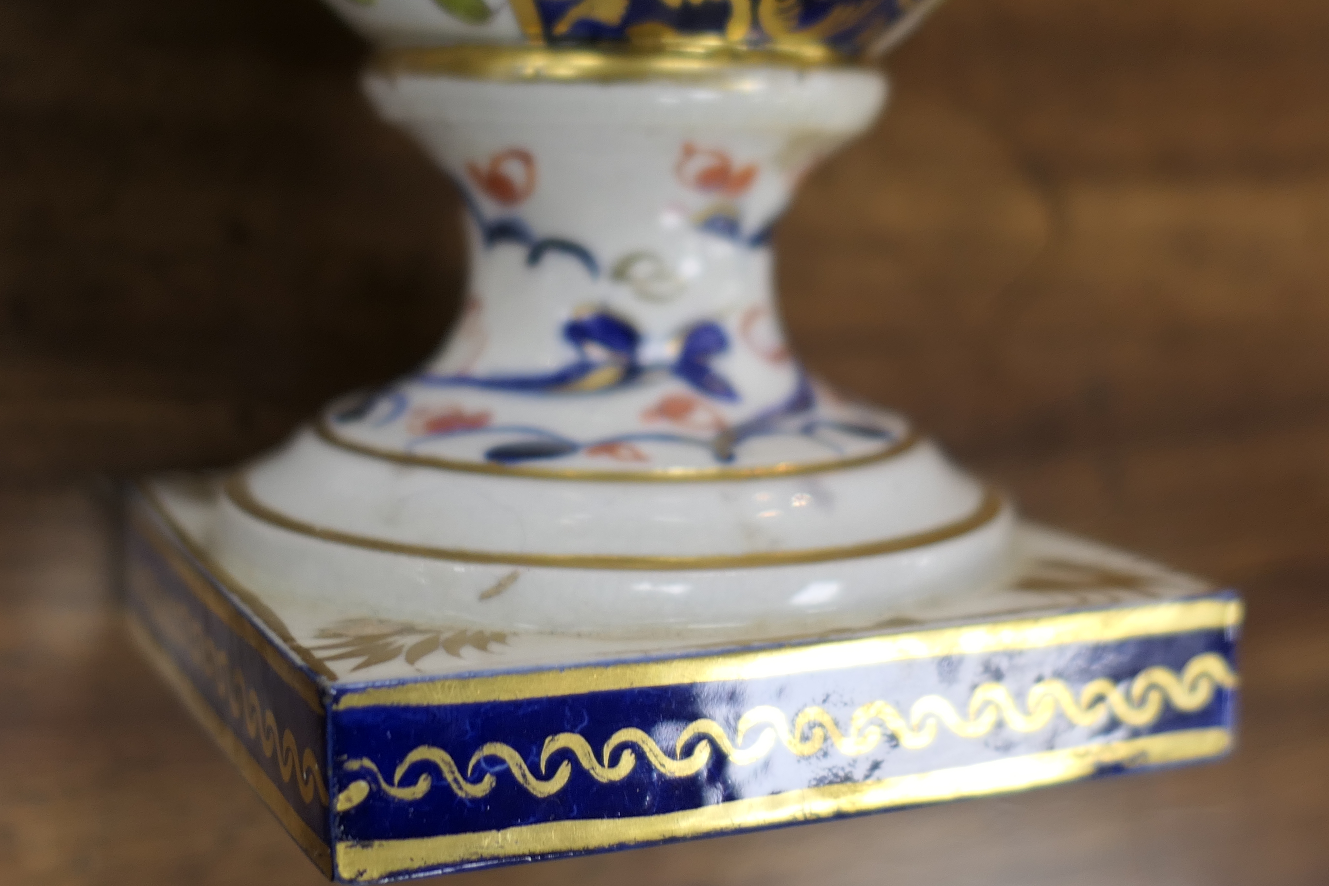 Derby imari porcelain garniture, circa 1800-25, each of twin handled urn shape, decorated in typical - Bild 19 aus 19