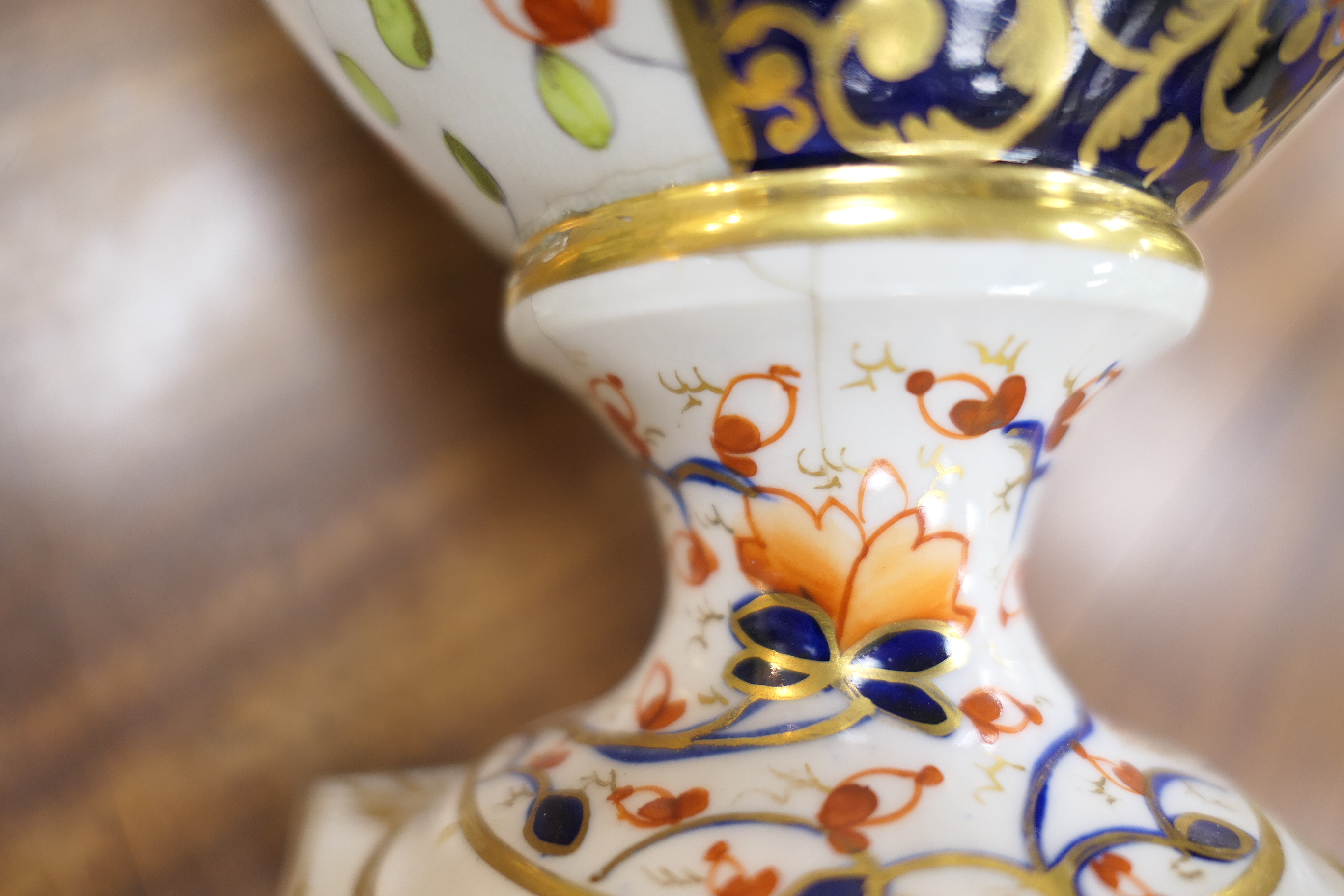 Derby imari porcelain garniture, circa 1800-25, each of twin handled urn shape, decorated in typical - Bild 5 aus 19