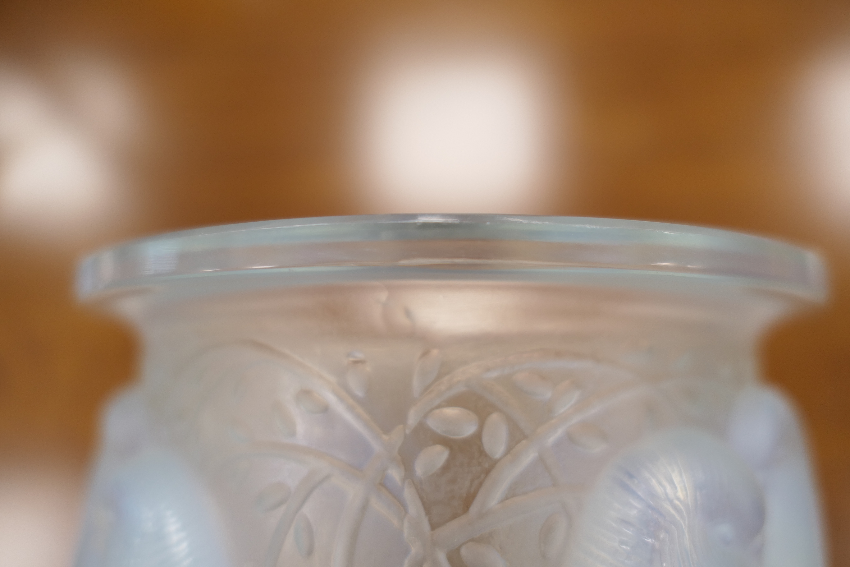 Lalique Ceylan vase, number 905, moulded with pairs of budgerigars, frosted and tinted with blue - Bild 3 aus 14