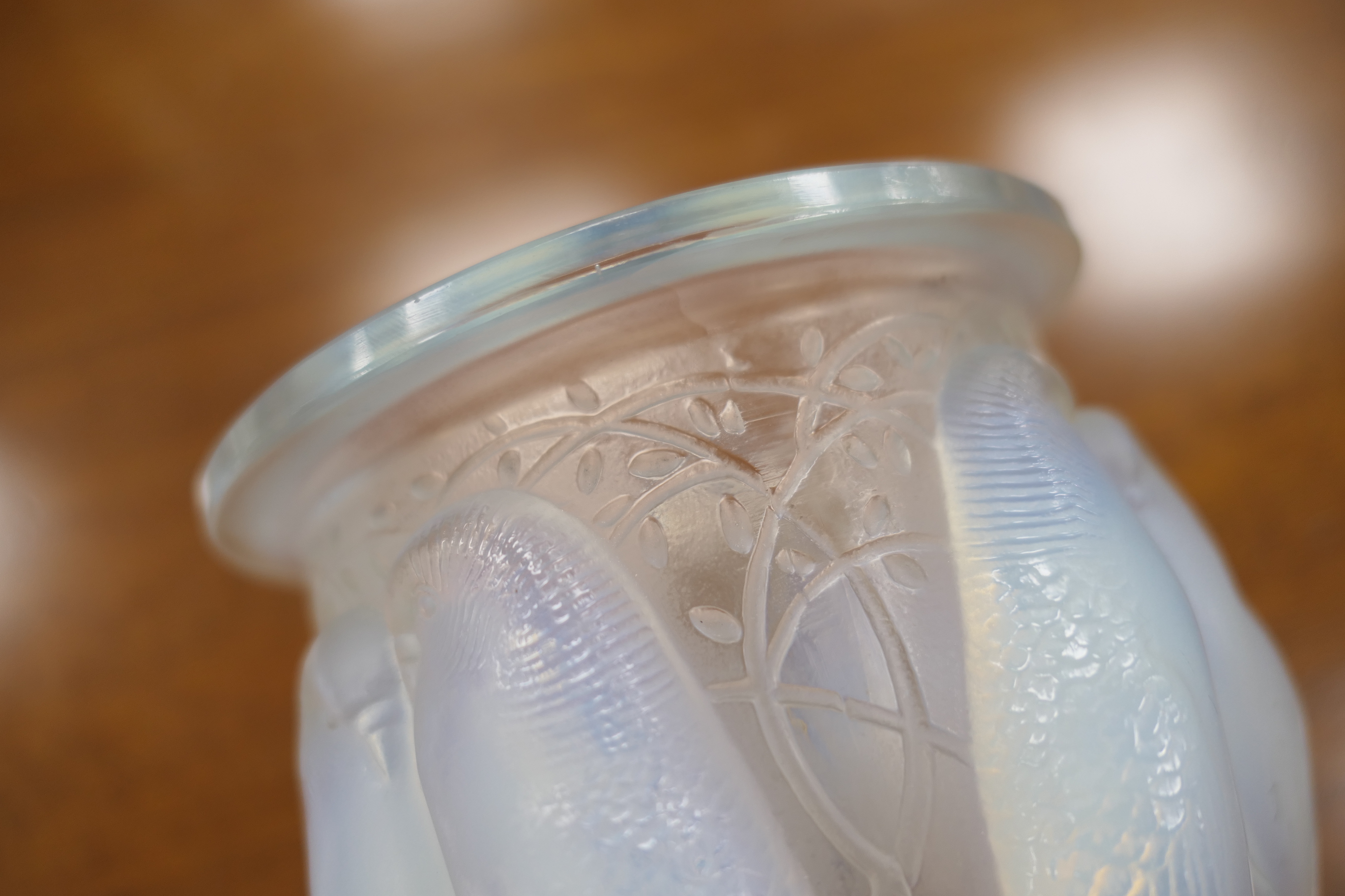 Lalique Ceylan vase, number 905, moulded with pairs of budgerigars, frosted and tinted with blue - Bild 5 aus 14