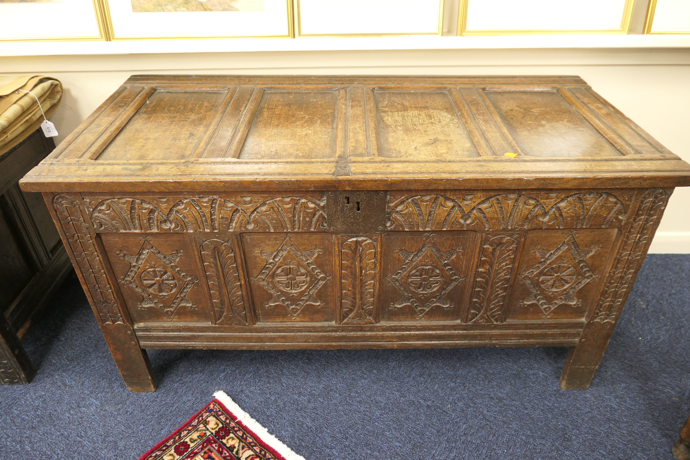 Oak joined coffer, late 17th Century, having a four recessed panel lid over a carved lunette - Bild 2 aus 10