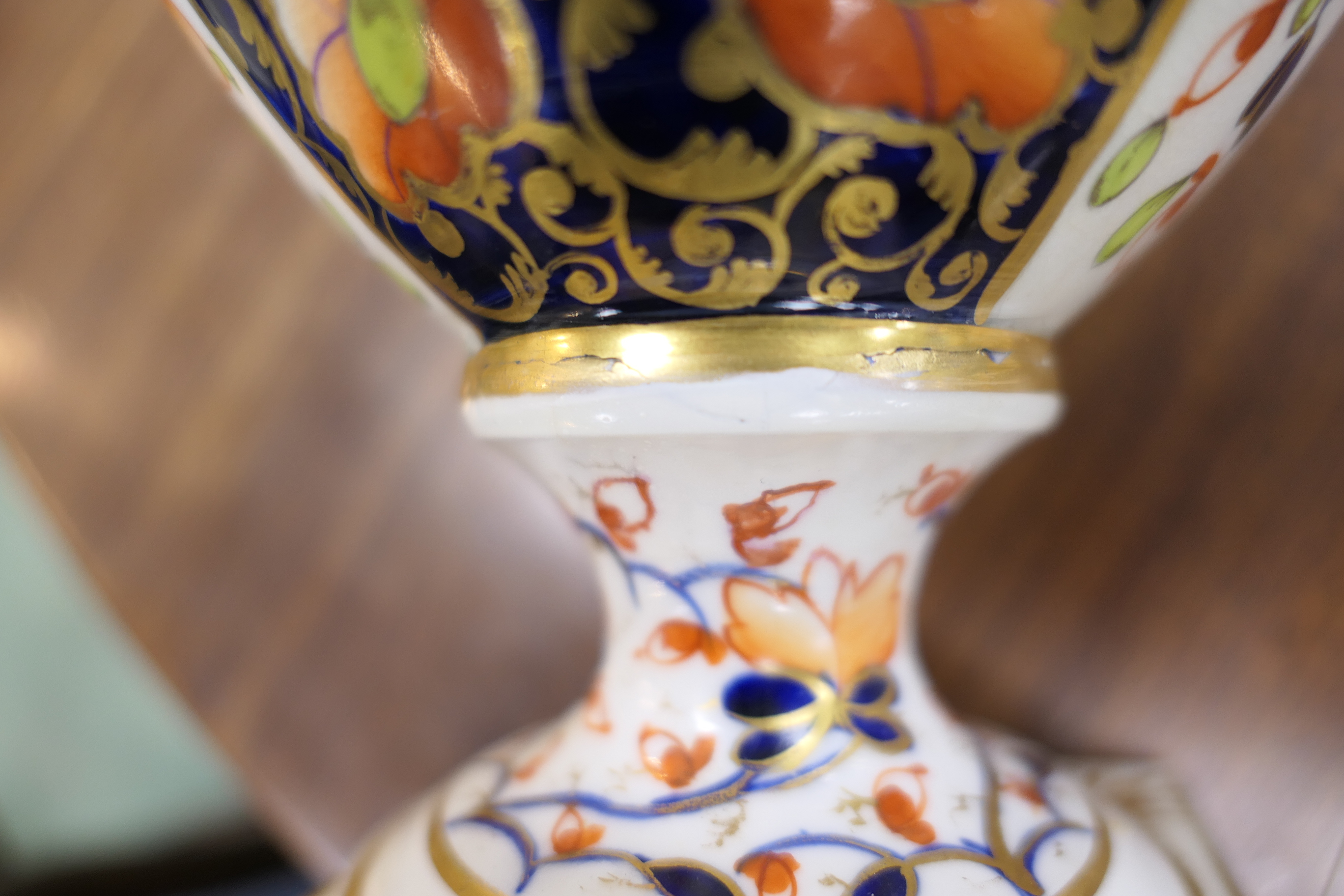 Derby imari porcelain garniture, circa 1800-25, each of twin handled urn shape, decorated in typical - Bild 7 aus 19