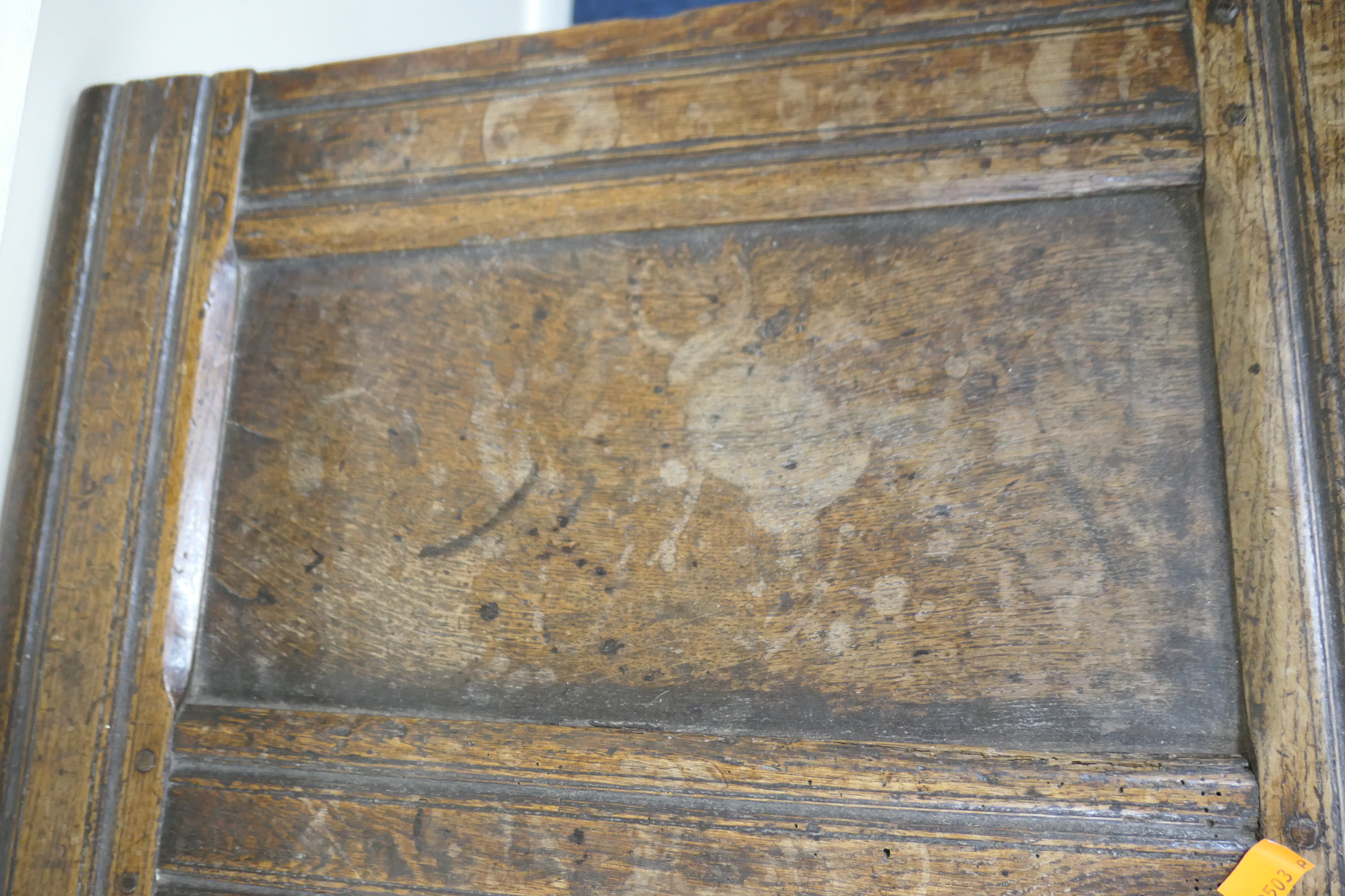 Oak joined coffer, late 17th Century, having a four recessed panel lid over a carved lunette - Bild 5 aus 10