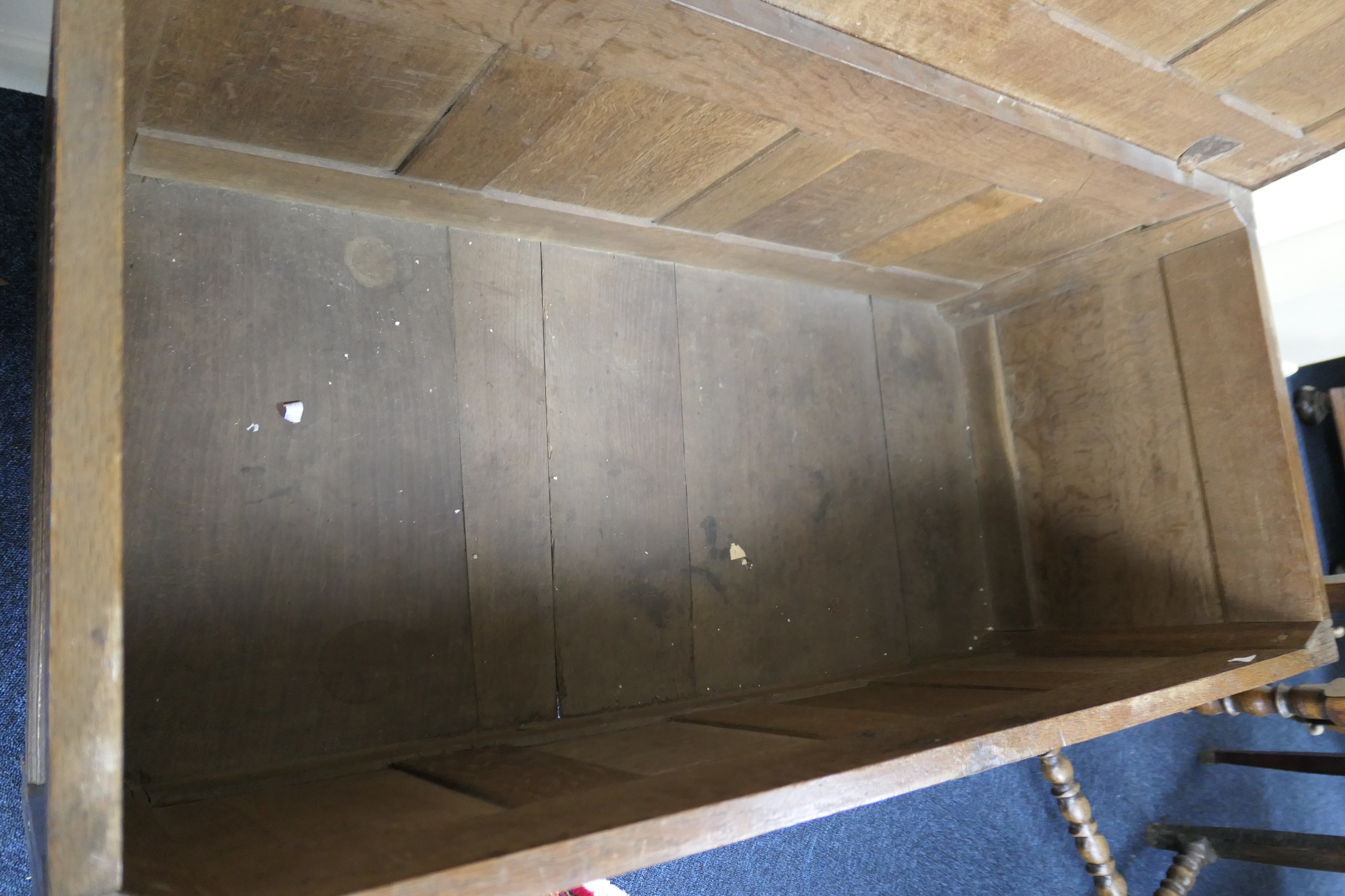 Oak joined coffer, late 17th Century, having a four recessed panel lid over a carved lunette - Bild 7 aus 10