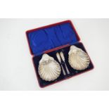 Cased pair of silver shell form butter dishes, Sheffield 1911, complete with butter knives, gross