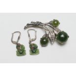 New Zealand silver and nephrite spray brooch, 45mm, and a pair of carved tiki pendant earrings, 12mm
