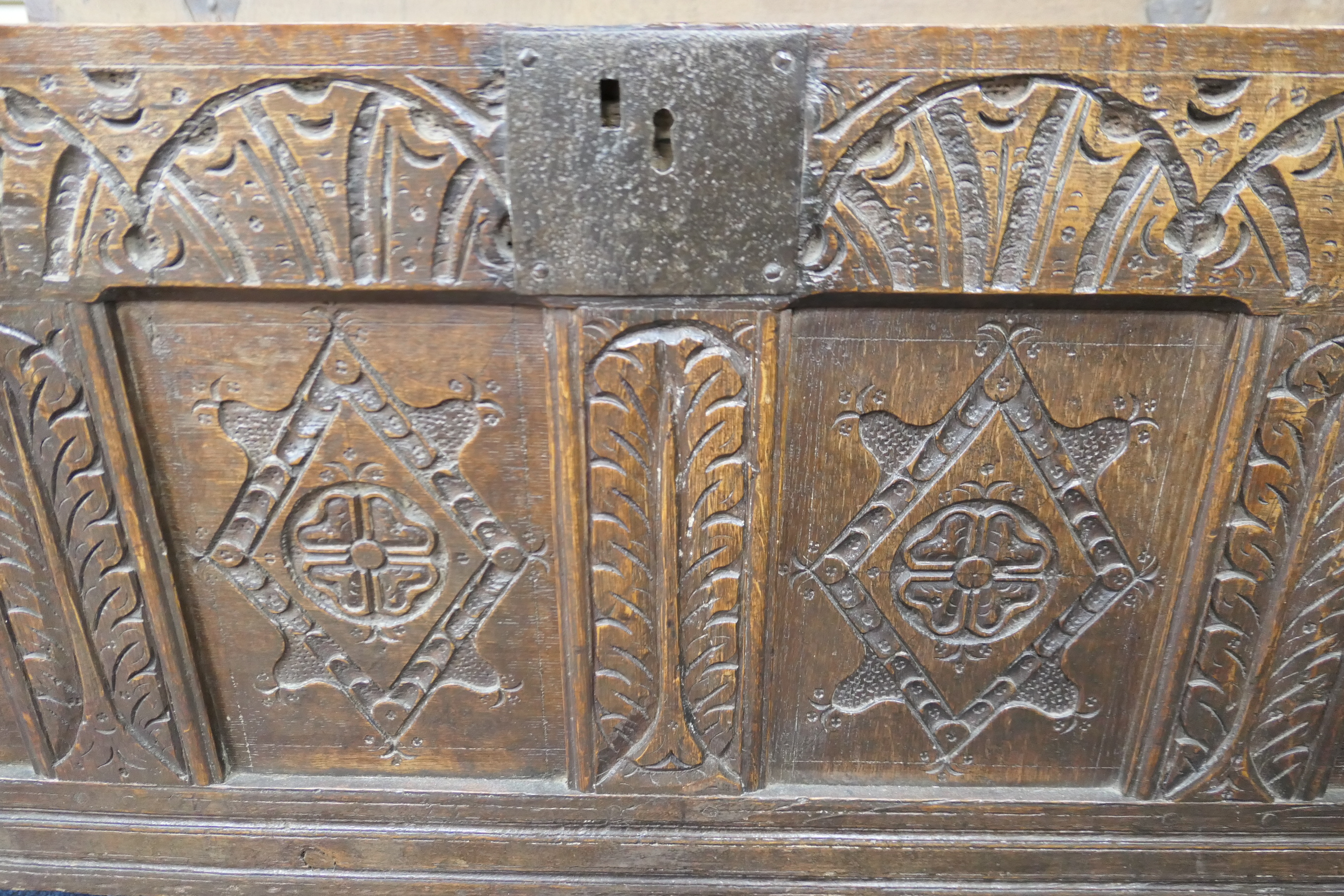 Oak joined coffer, late 17th Century, having a four recessed panel lid over a carved lunette - Bild 9 aus 10