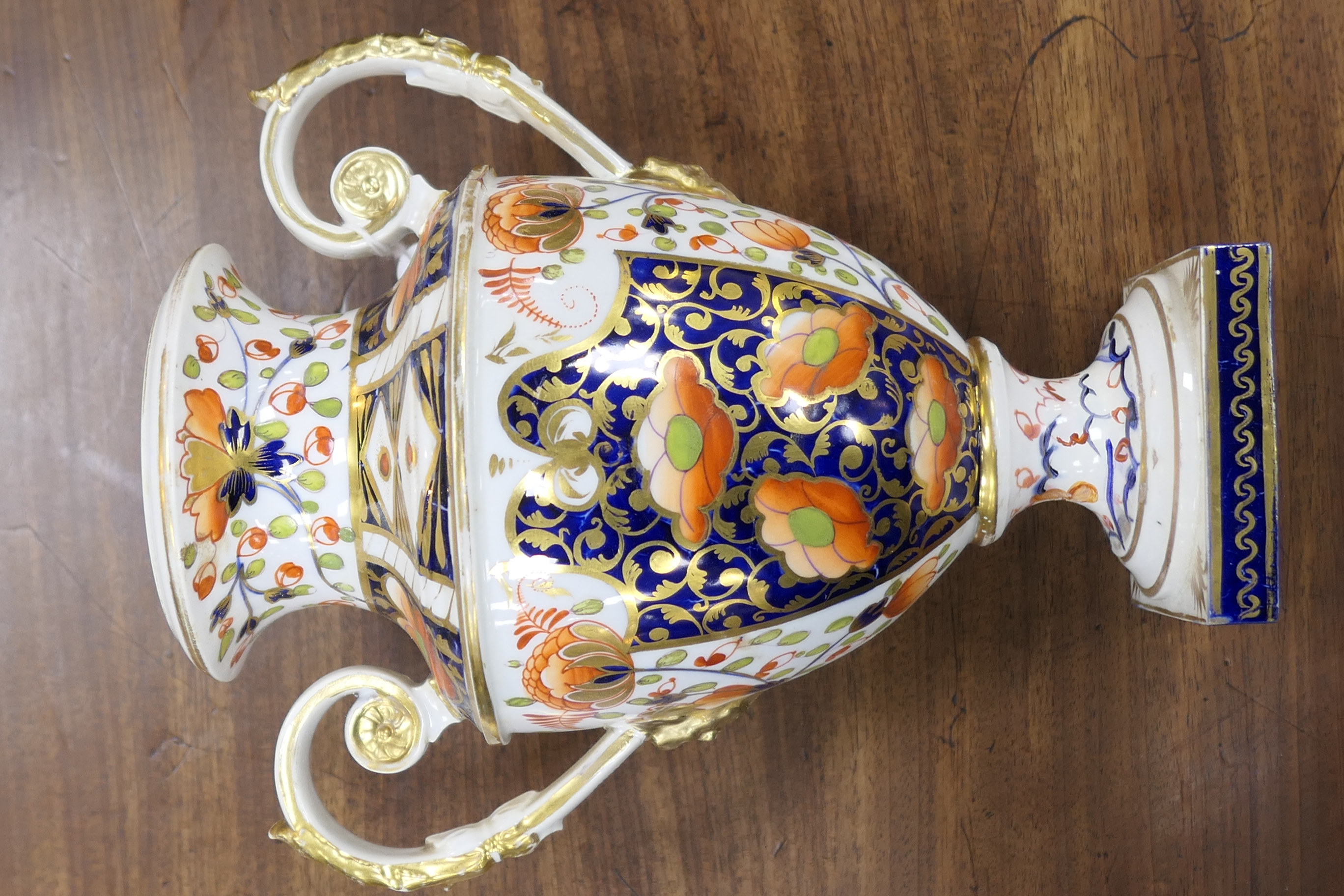 Derby imari porcelain garniture, circa 1800-25, each of twin handled urn shape, decorated in typical - Bild 16 aus 19