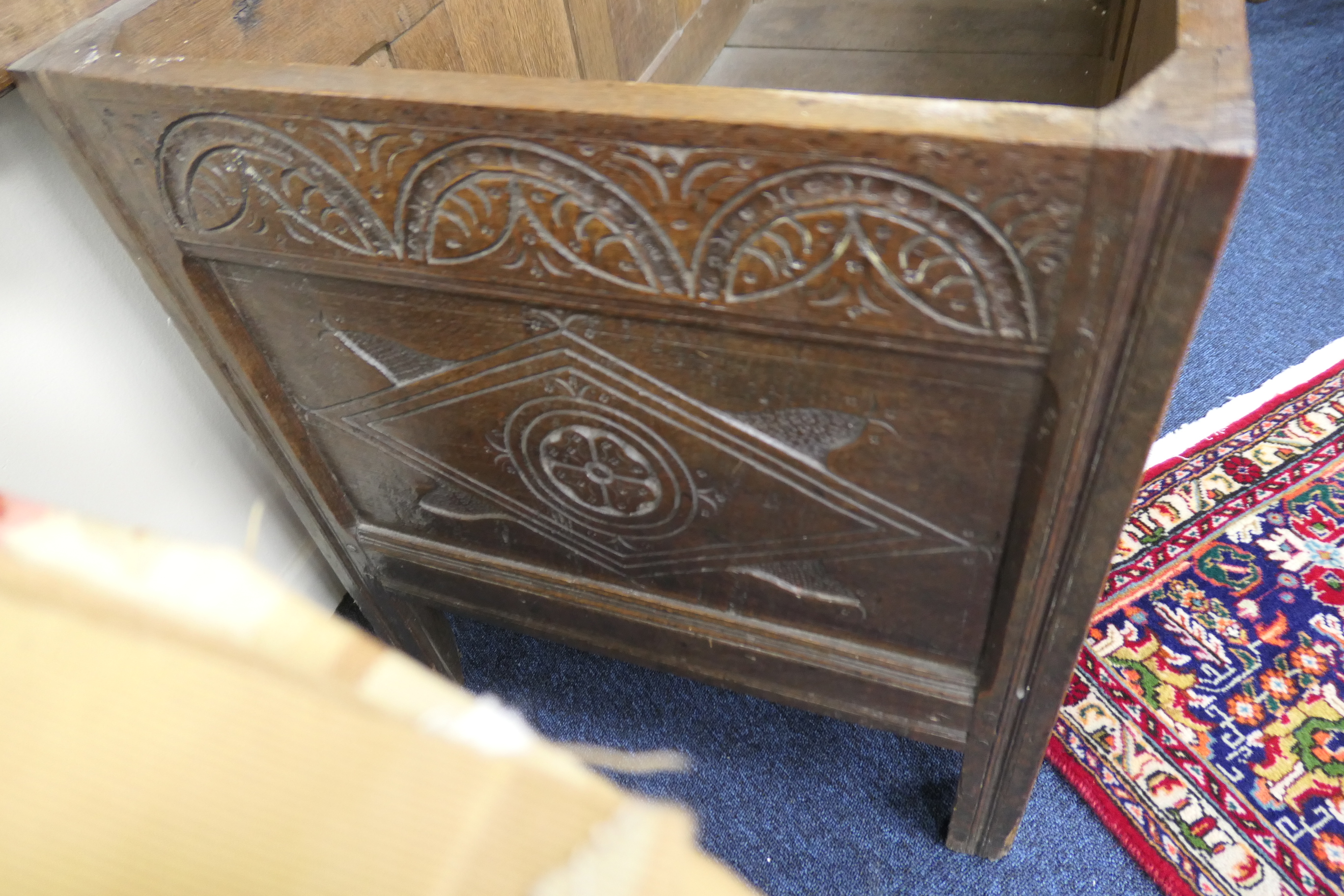 Oak joined coffer, late 17th Century, having a four recessed panel lid over a carved lunette - Bild 8 aus 10